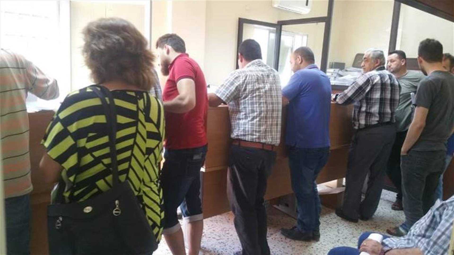 ازدحام أمام "كهرباء حلبا" لتقديم طلبات عدادات (صورة)
