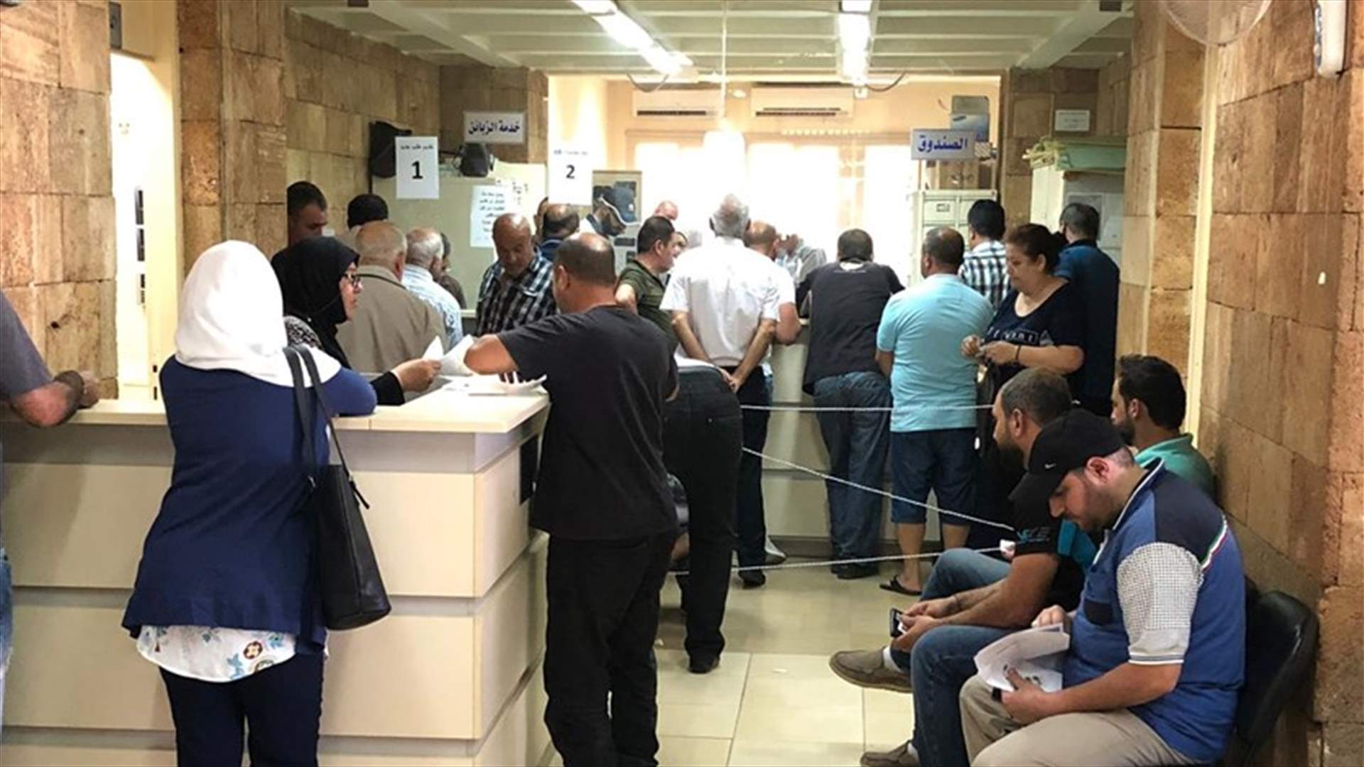 بعد قرار البستاني... زحمة مواطنين في مركز مؤسسة كهرباء لبنان في صور