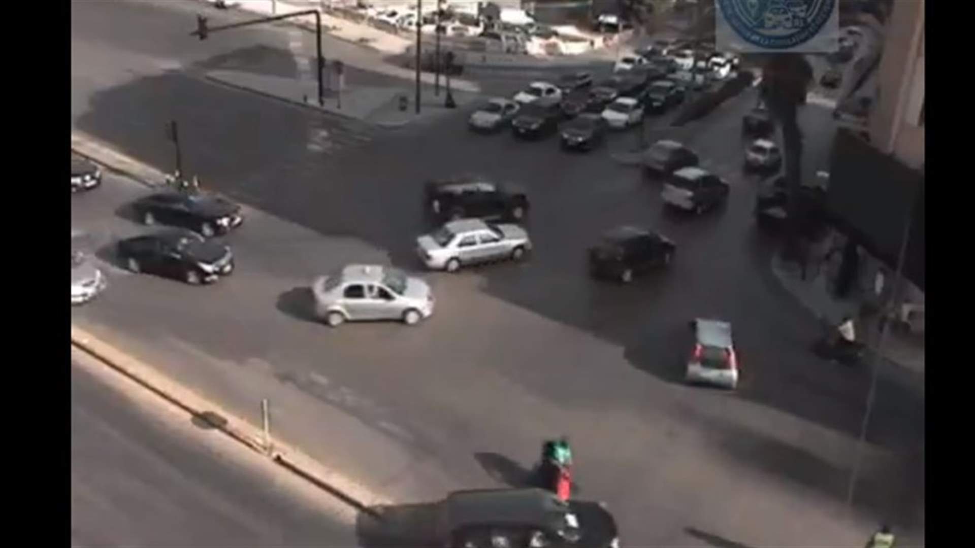 "التحكم المروري" يوثّق لحظة تصادم في الأشرفية... وراكب الدراجة ينجو بأعجوبة (فيديو)