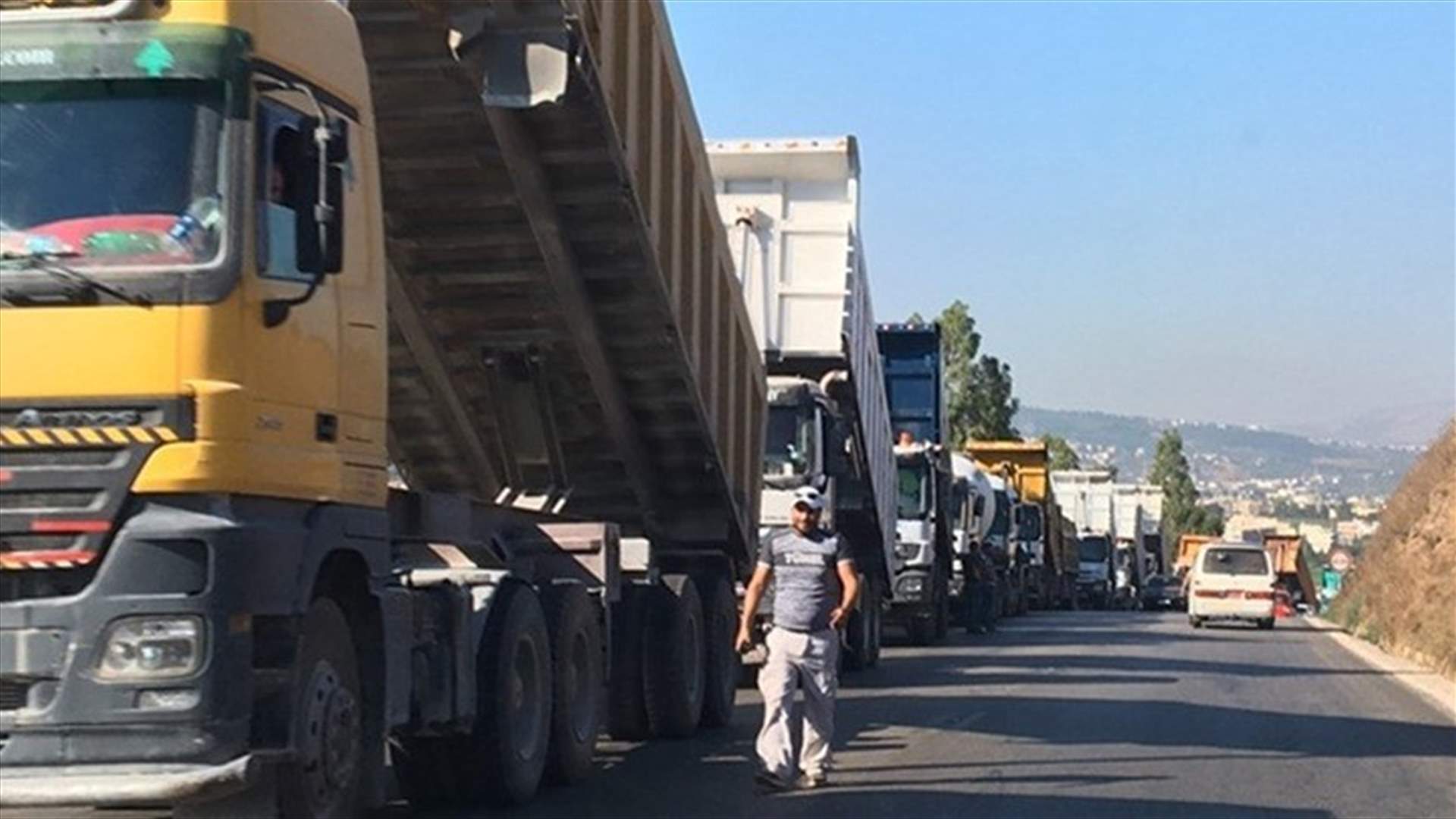 سائقو الشاحنات في عكار واصلوا تحركهم ولوحوا بالتصعيد