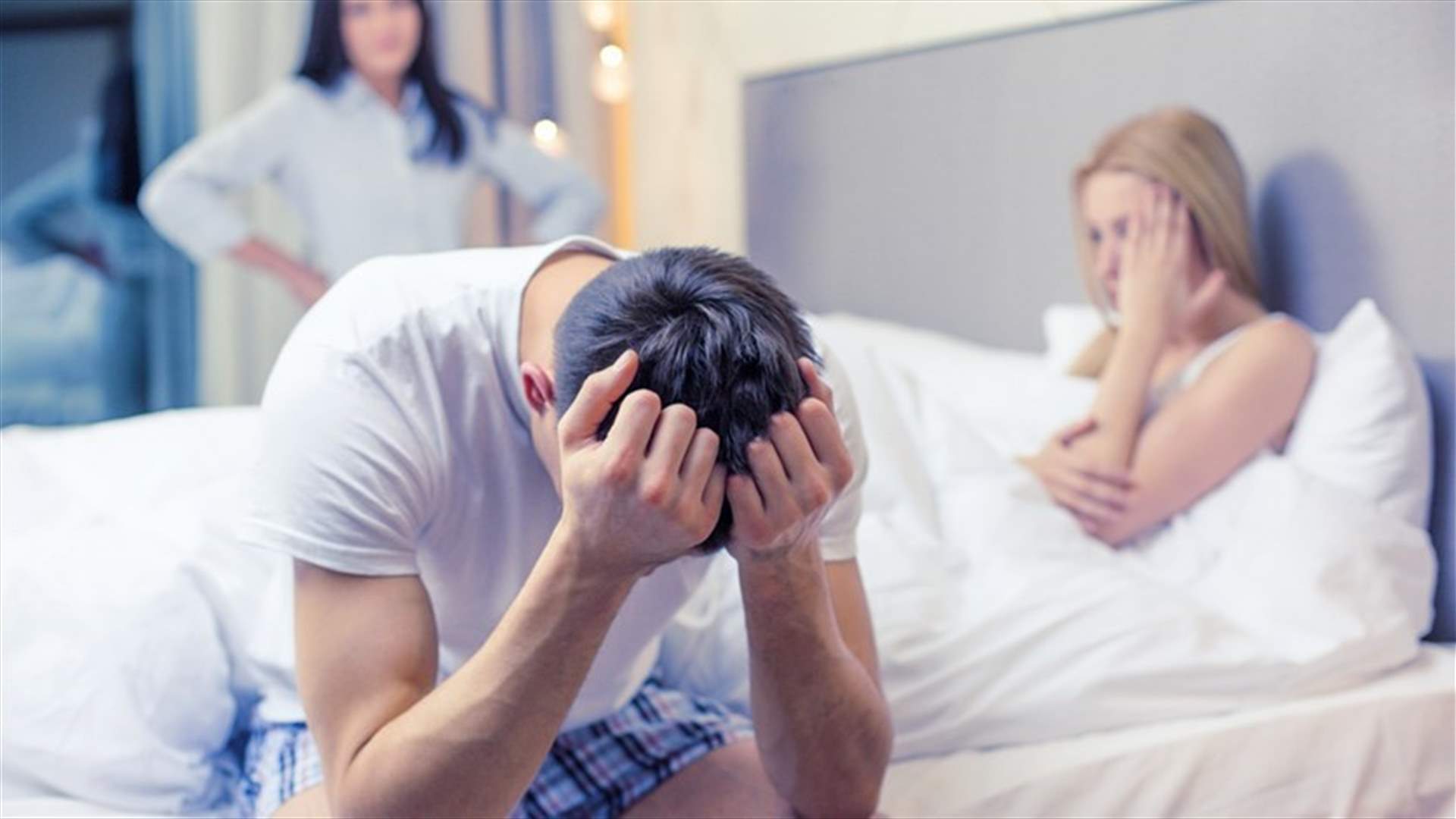 ضبطت زوجها وهو يخونها... فعاقبته أمام المدينة بأغرب طريقة (فيديو)