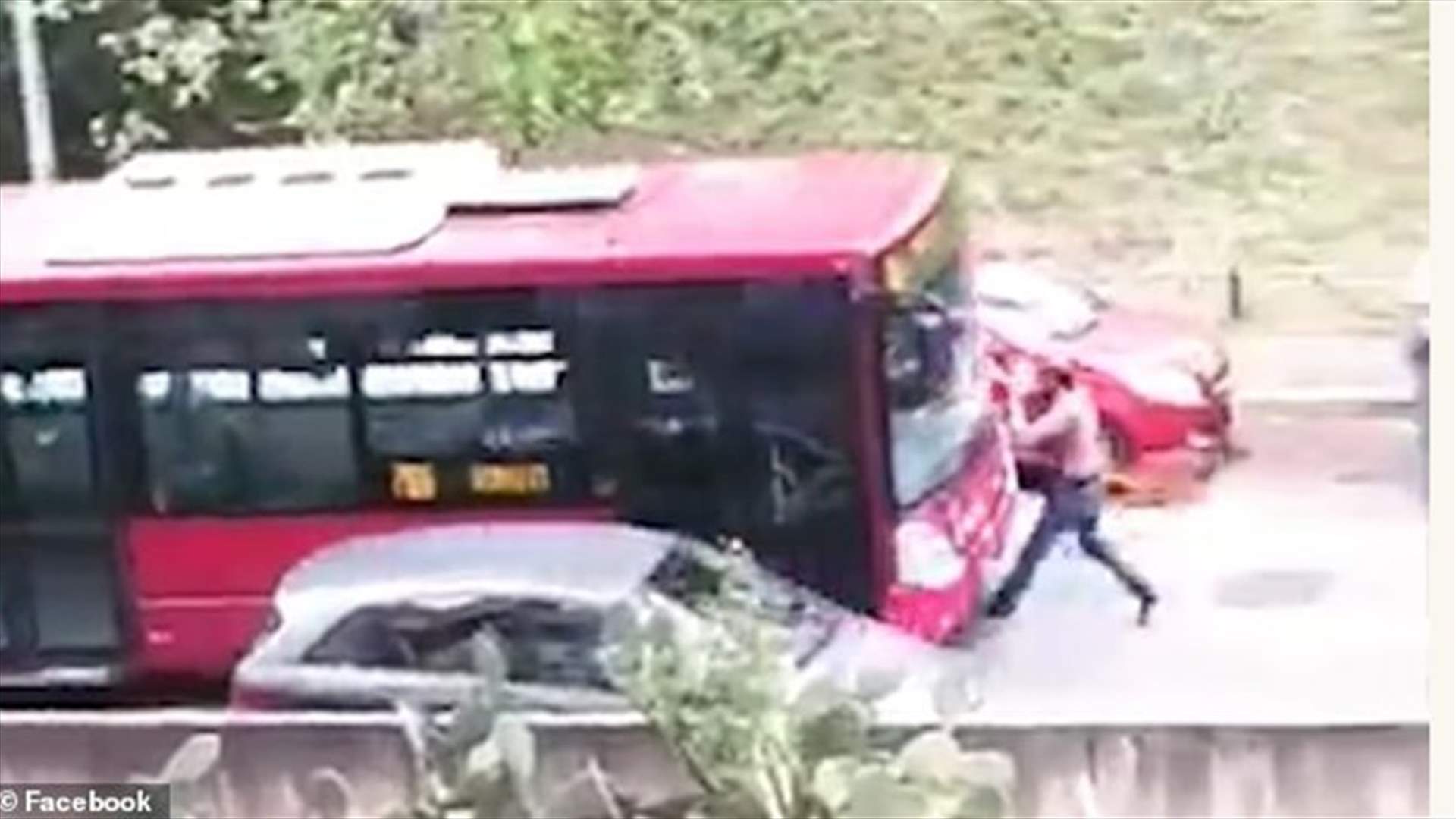 حافلة تصدم رجلاً يقف في وسط الطريق... فيديو يوثّق المشهد الصادم!