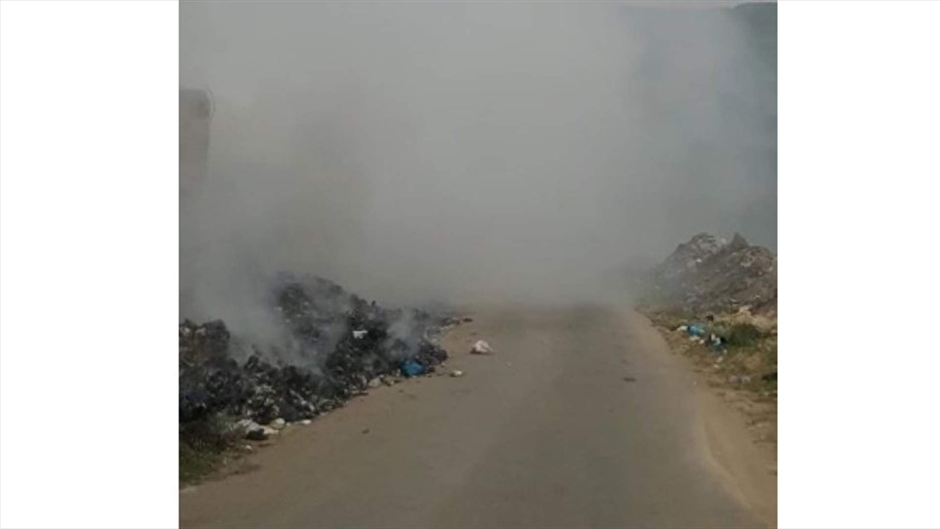 مجهولون يحرقون أكوام نفايات في خراج كفرحبو