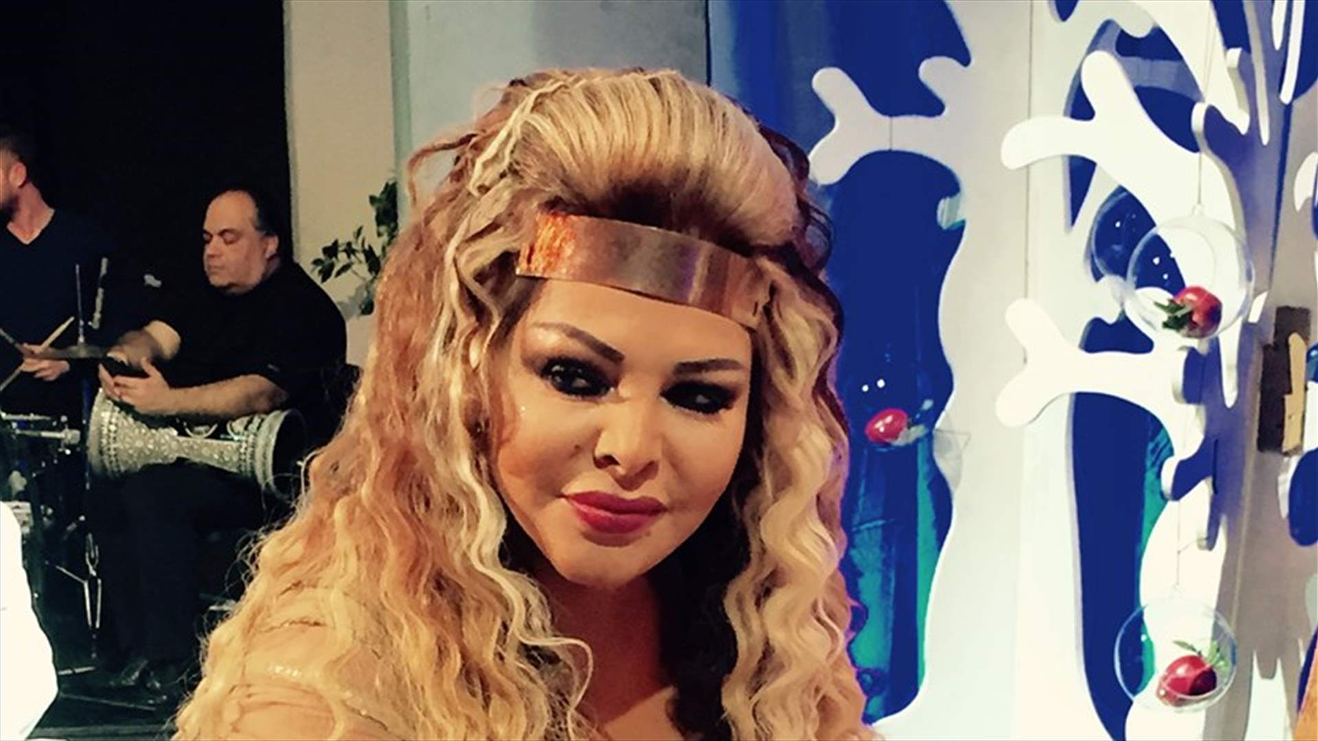 فلّة الجزائرية تُثير الجدل بظهورها في الفستان الأبيض