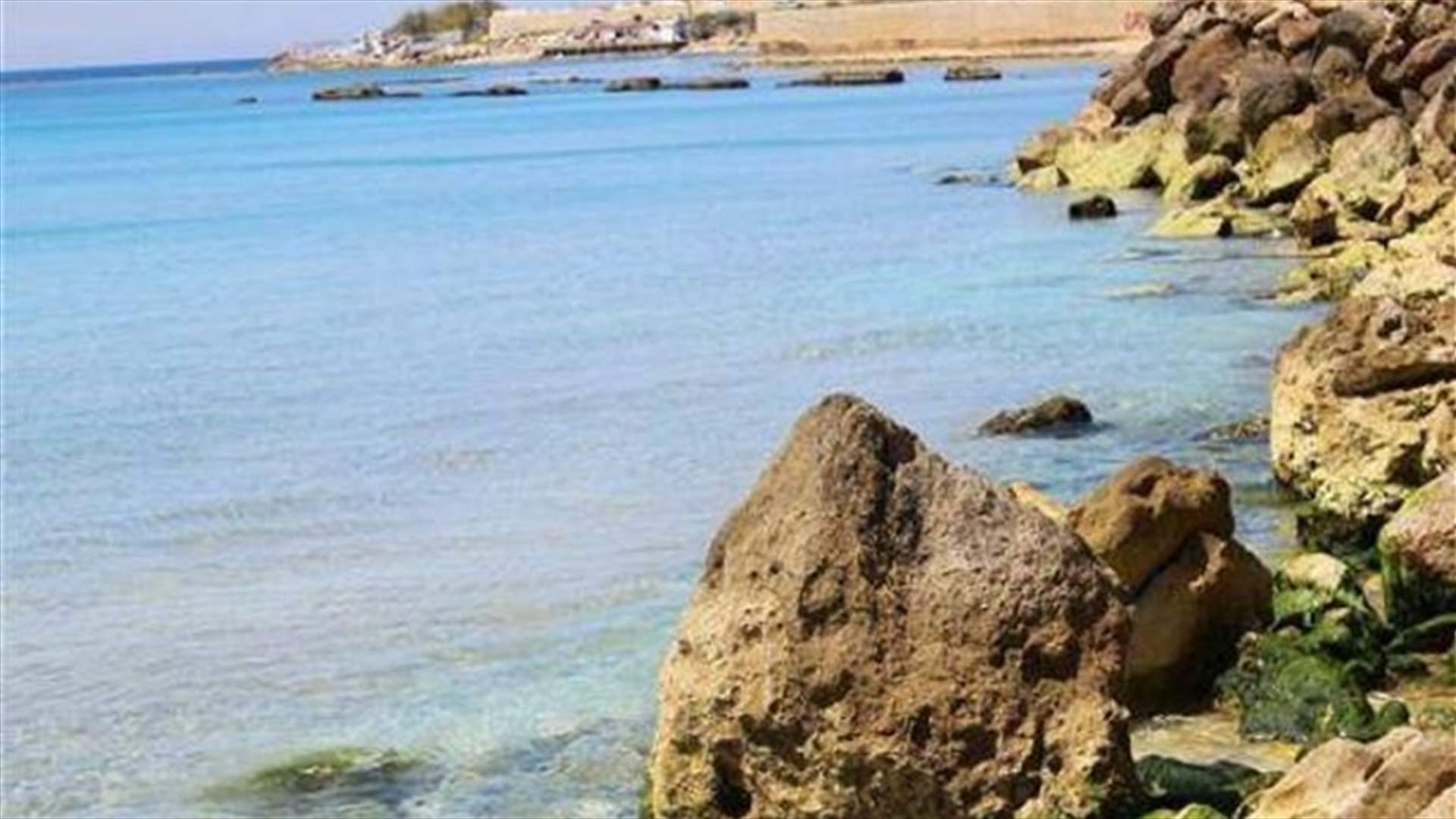 زلّت قدمه عن الصخور ووقع في المياه عند شاطئ ضبيه... والصليب الاحمر يعمل على انقاذه