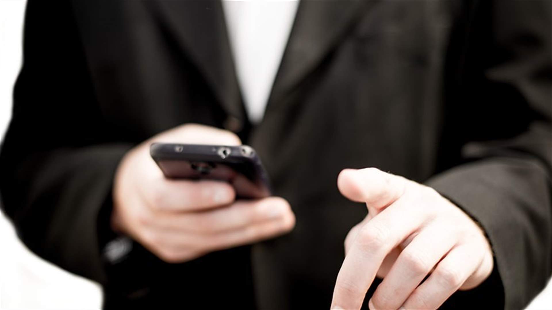 رئيس حكومة يمنع الوزراء من استخدام هواتفهم خلال الاجتماعات