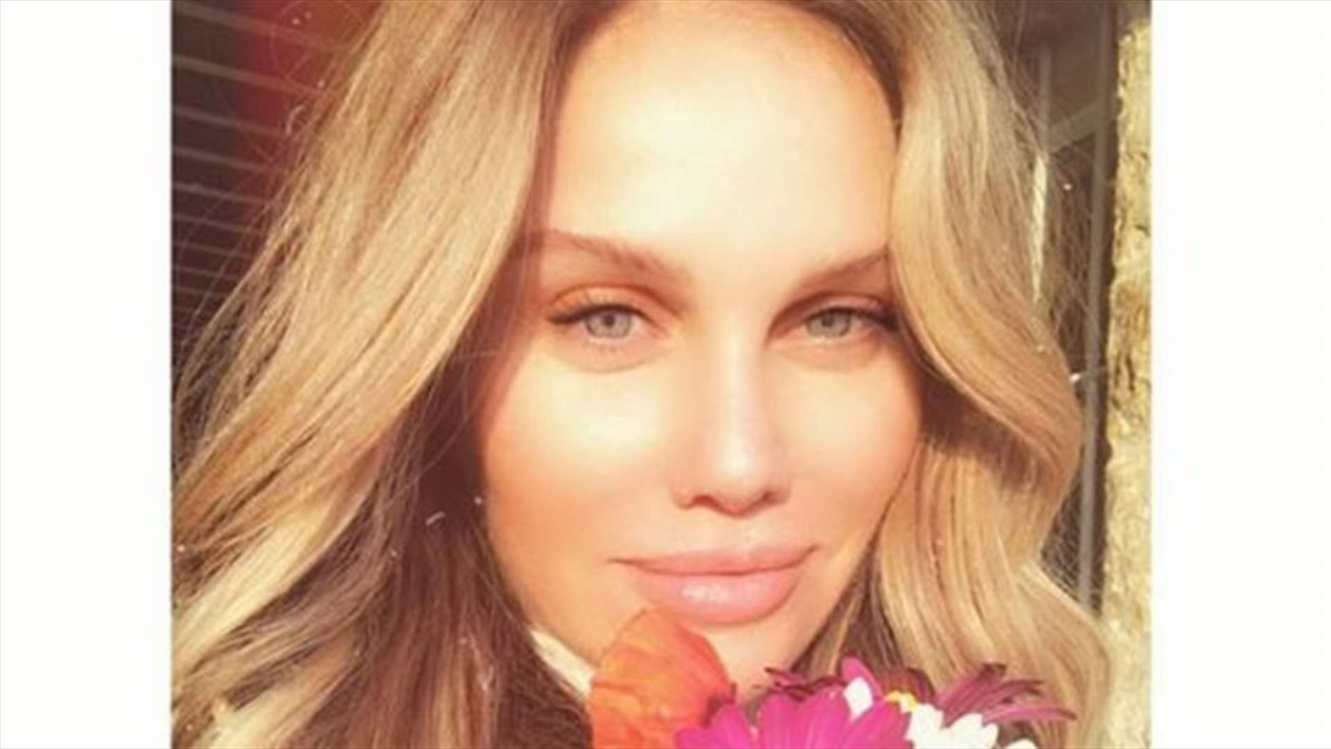 نيكول سابا تظهر بالطوق الطبي على رقبتها... وفلتر الطفلة (فيديو)