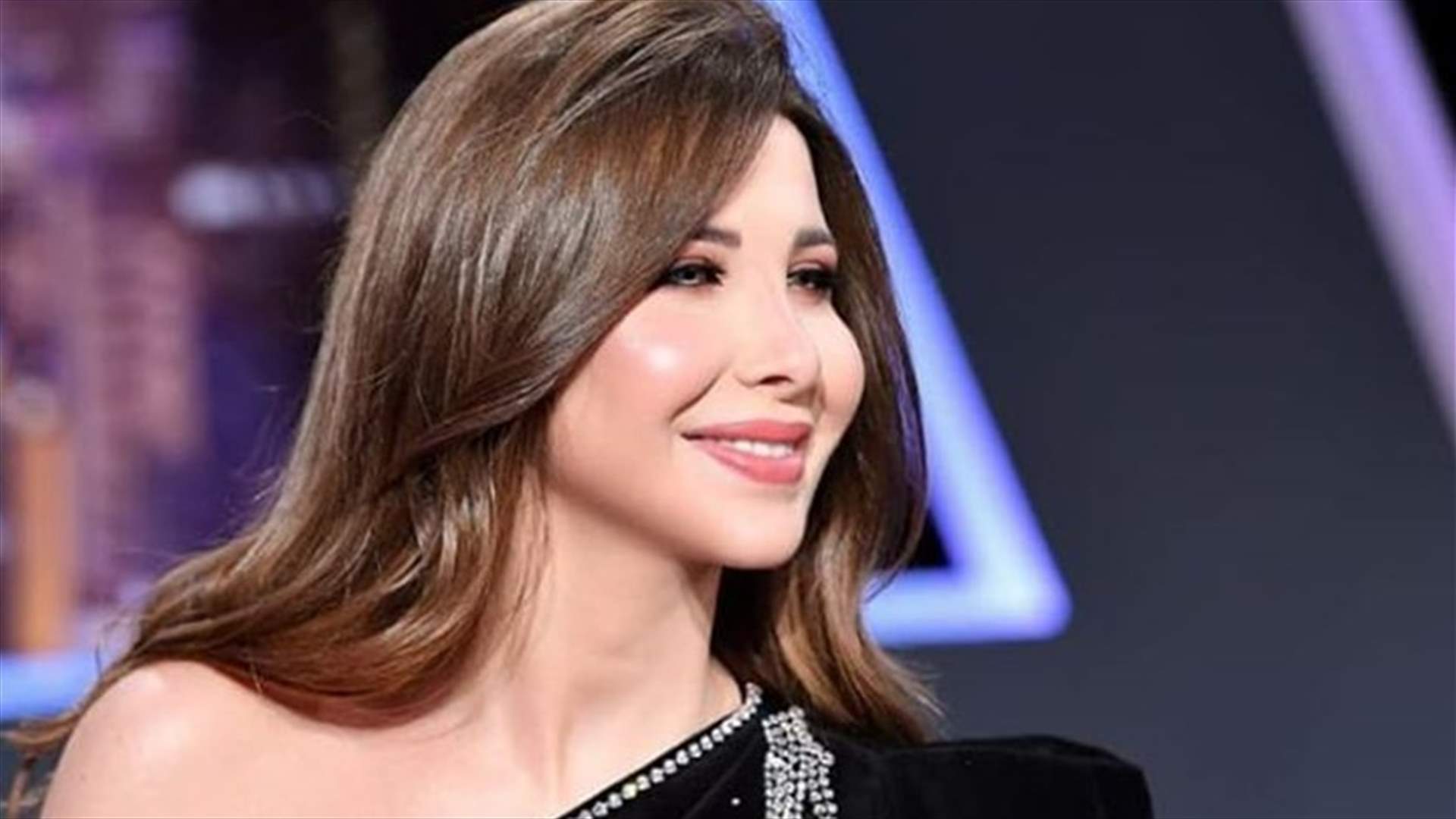 نانسي عجرم تحصد ربع مليون إعجاب بسبب جاكيت.. ماذا كُتب عليها؟ (صورة)