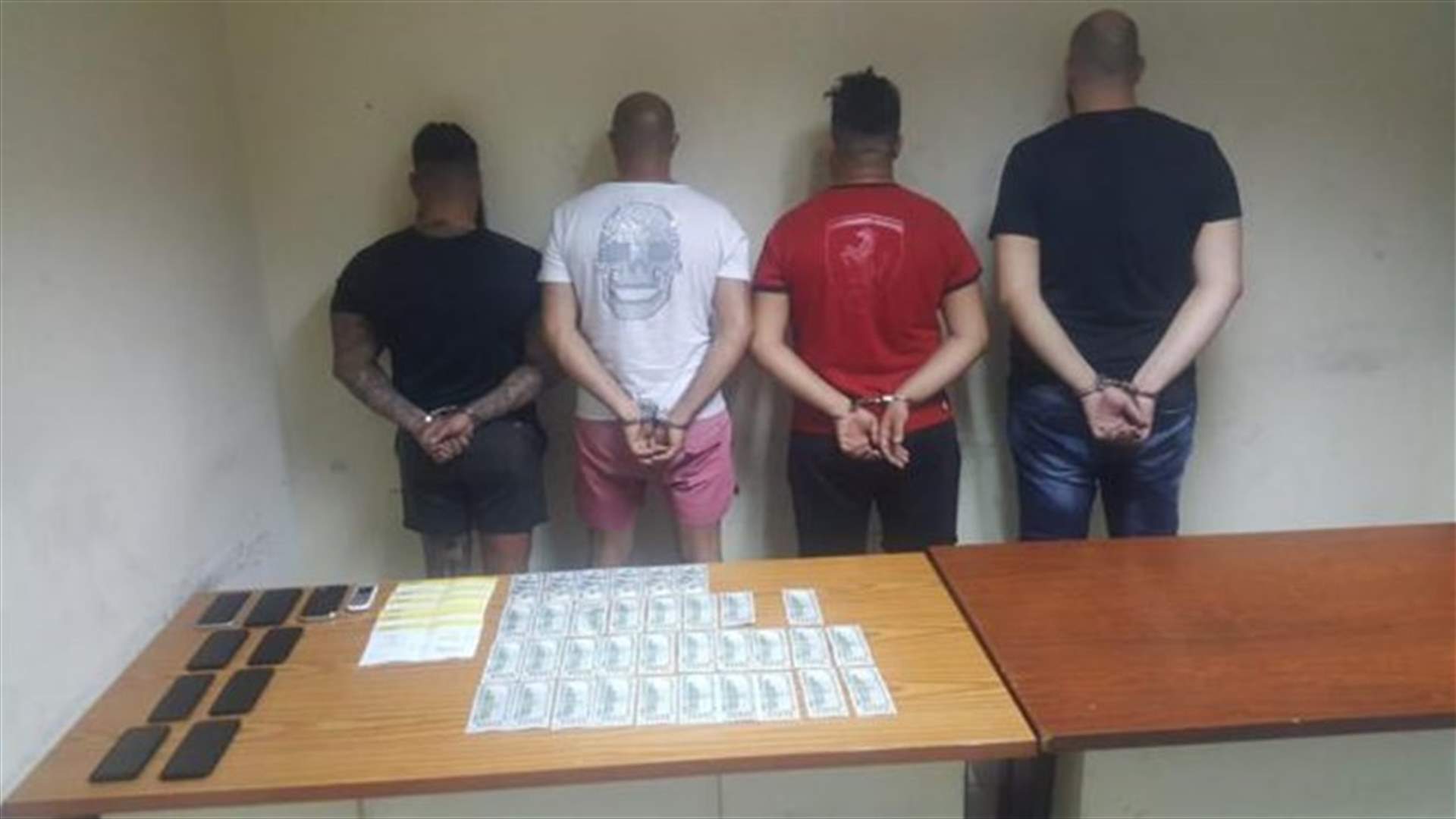 في عملية متزامنة لـ"المعلومات"... توقيف جميع أفراد عصابة لترويج العملة المزيفة (صورة)