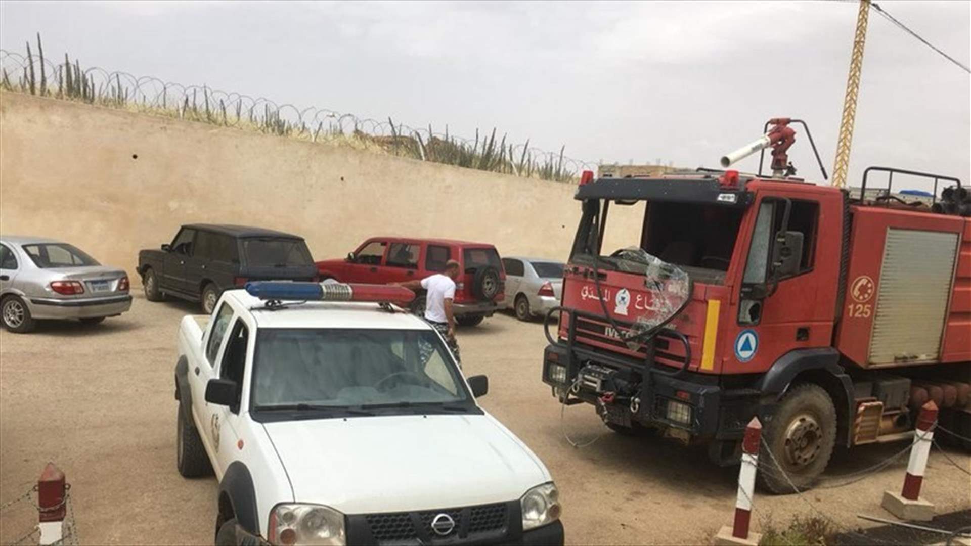 Syrian refugees smash windshield of Civil Defense vehicle in Deir al-Ahmar (Photos)