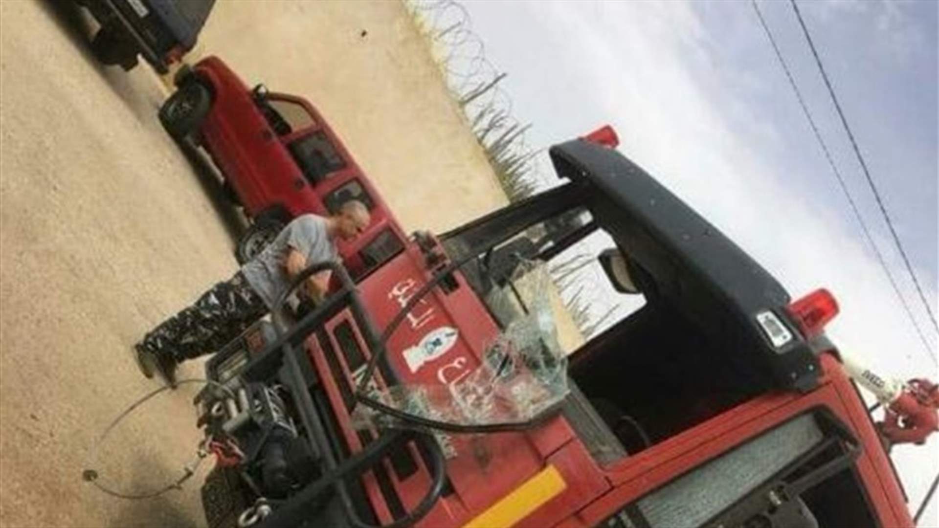 بعد الاعتداء على آلية الدفاع المدني... قرار بمنع تجوّل النازحين السوريين في دير الأحمر