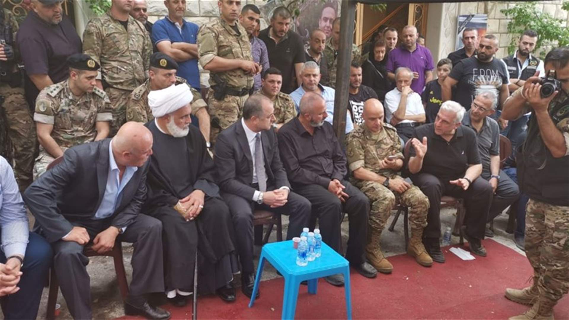 وزير الدفاع الياس بو صعب في منزل الشهيد حسن فرحات في برعشيت لتقديم واجب العزاء