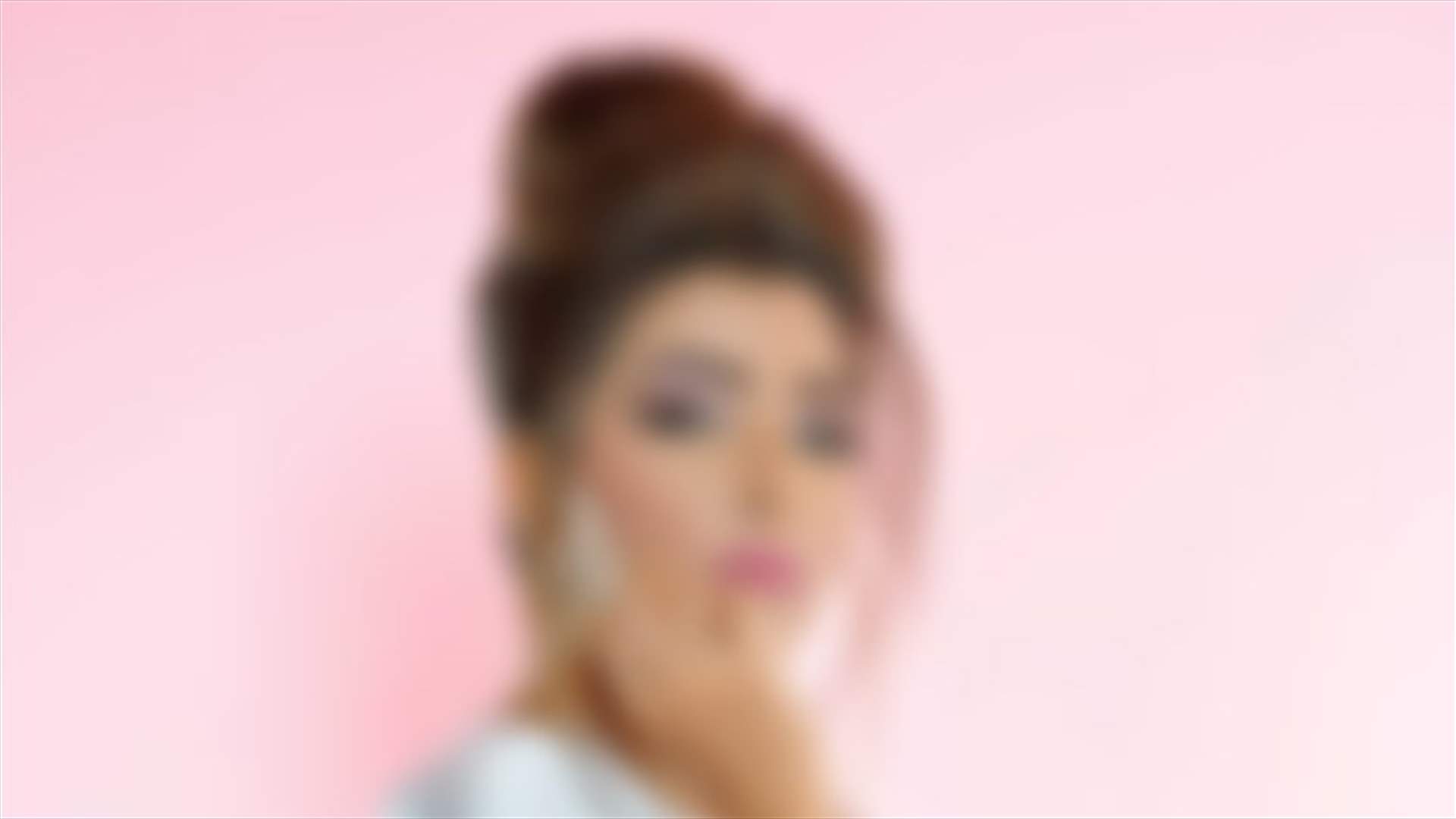 نجمة خليجية تُعذب أطفالها مقابل عيدية الفطر... فيديو أثار جدلاً كبيراً