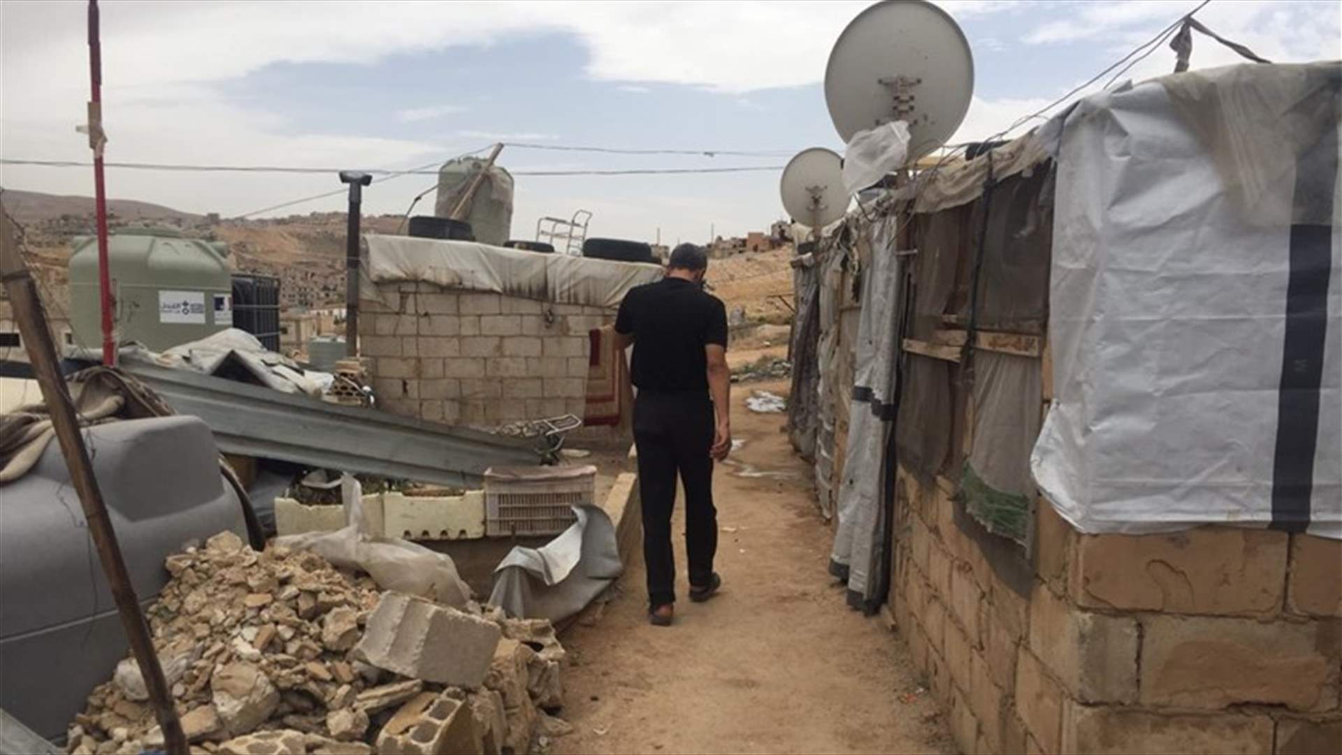 إزالة الباطون والجدران الإسمنتية داخل المخيمات النازحين في عرسال