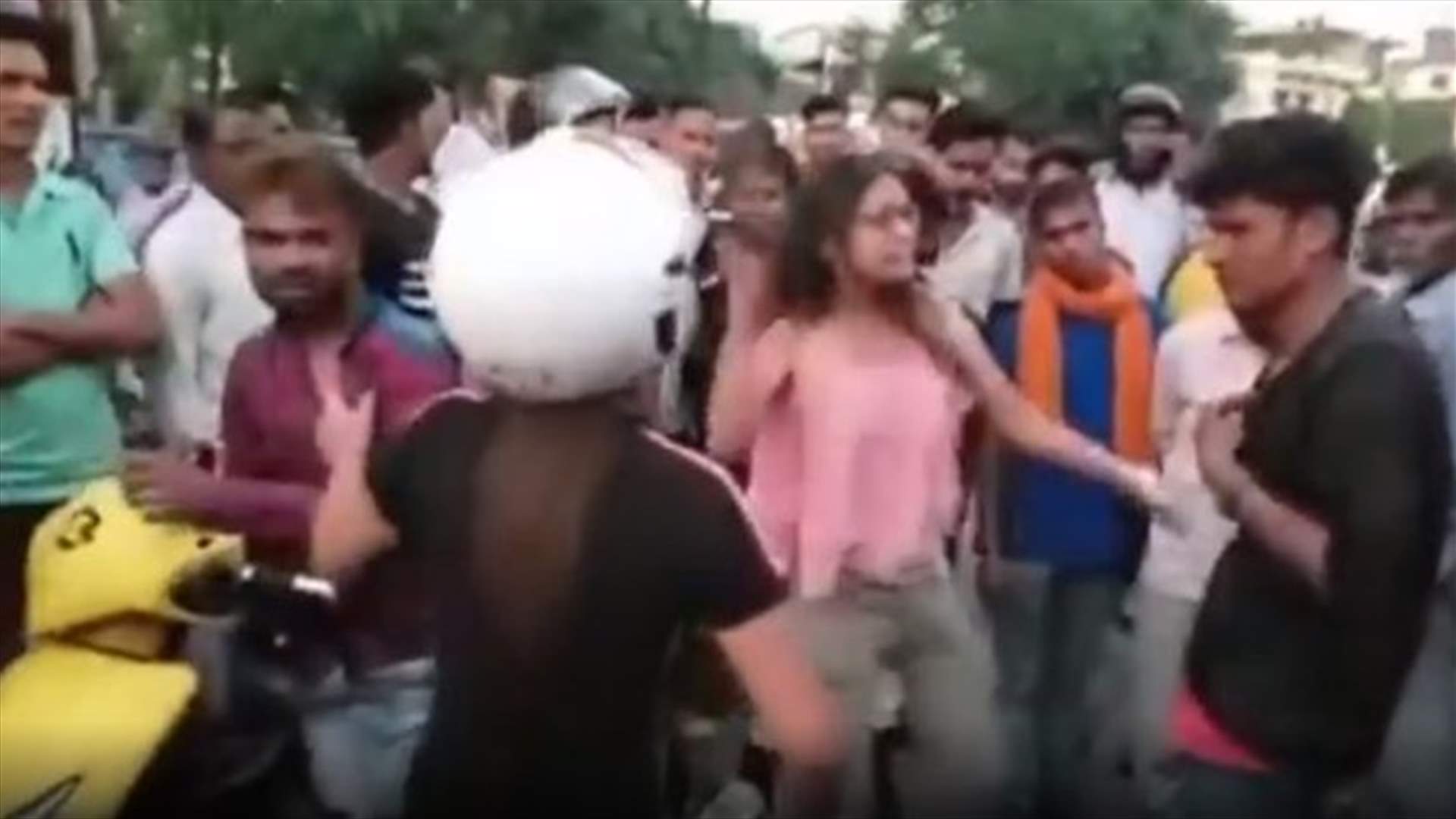 شابتان عاقبتا رجلين تحرّشا بهما... لن تصدقوا ماذا فعلتا في الشارع! (فيديو)