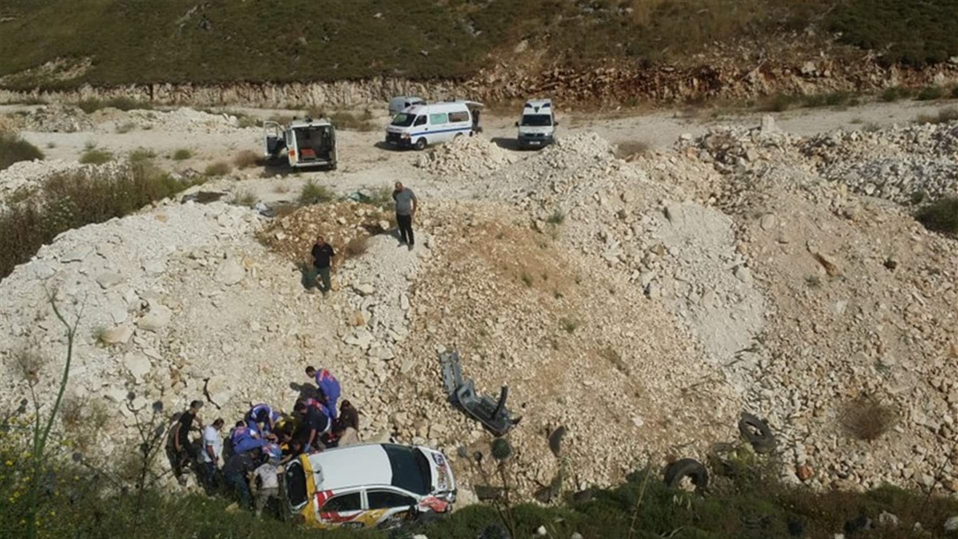 جريح بانقلاب سيارة على طريق كفردجال - النبطية (صوَر)