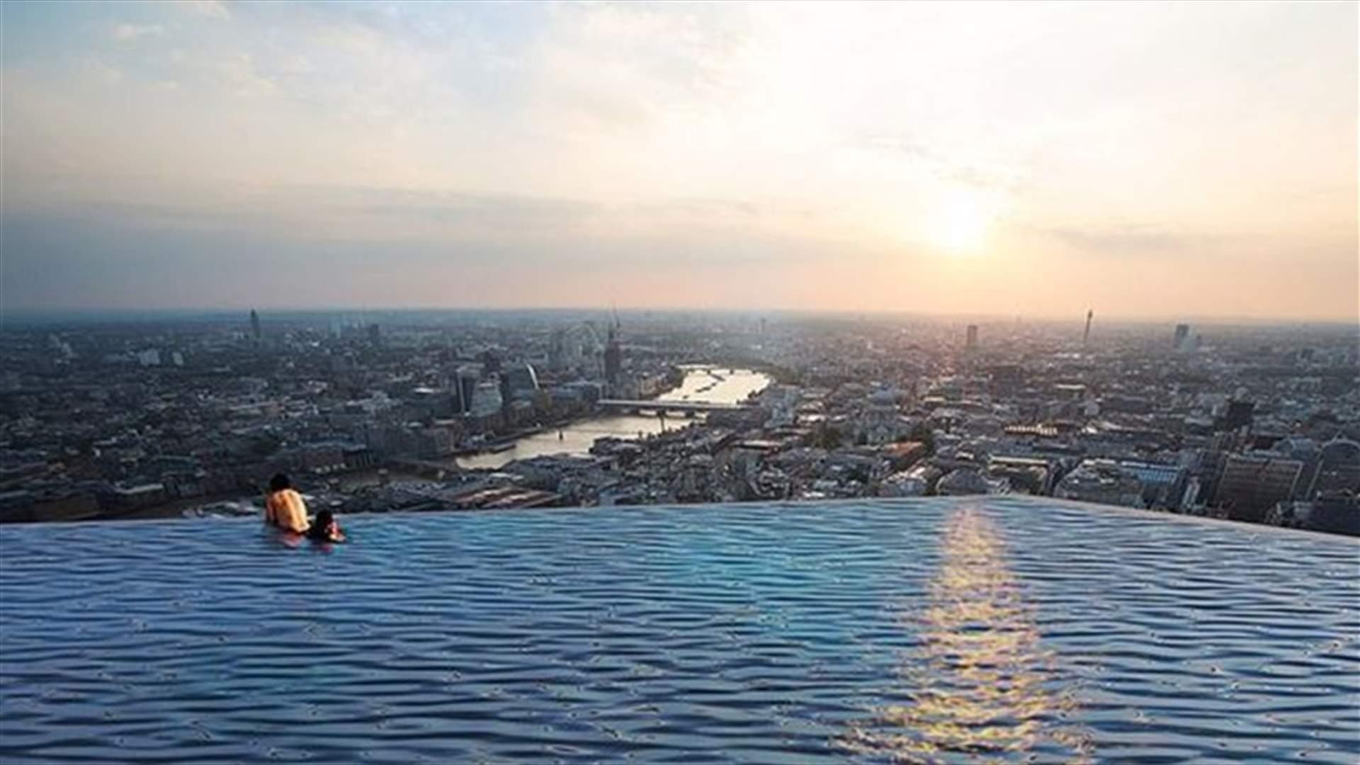 حوض سباحة بزاوية 360 درجة على سطح ناطحة سحاب في لندن (صور)