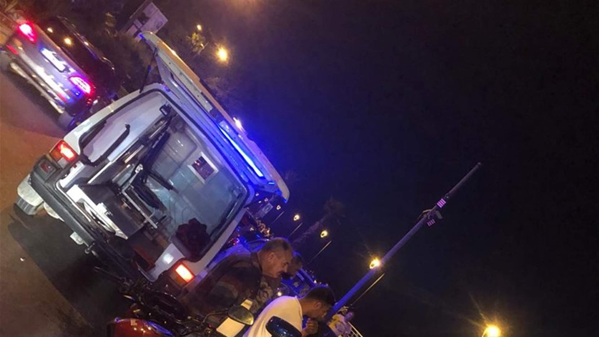 حادث صدم على كورنيش عين المريسة... وMoto ambulance تتحرك (صور)