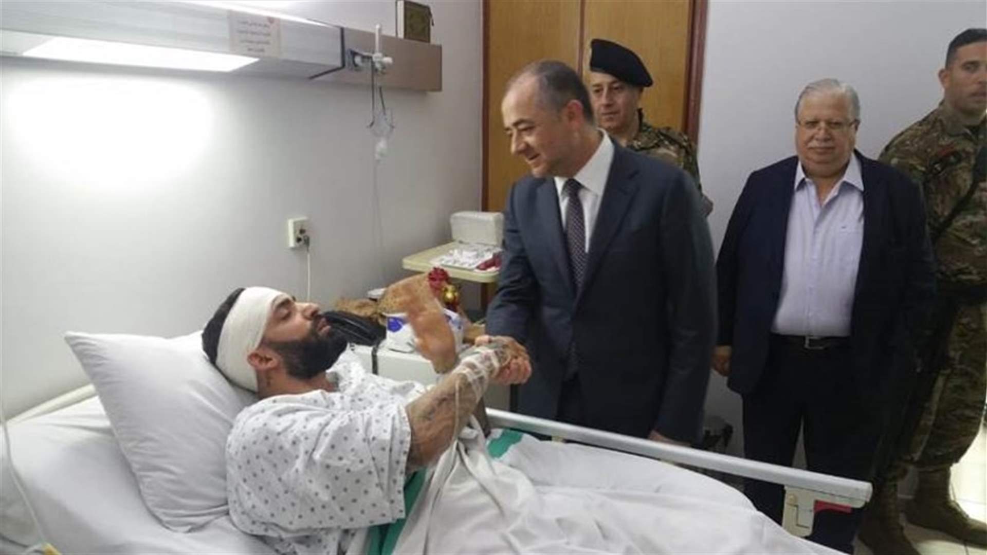 بو صعب يتفقد في هذه الاثناء الجريح الفلسطيني مراد