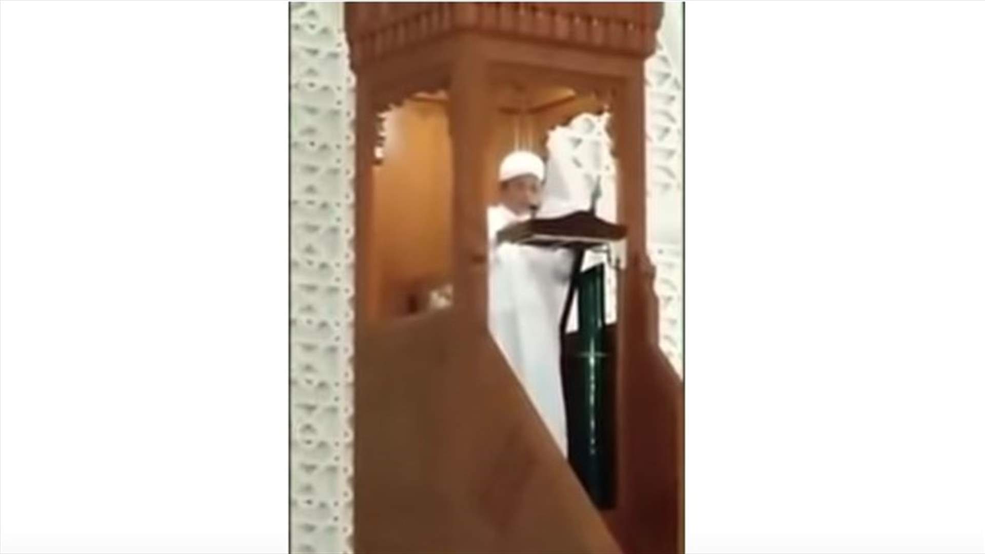 وفاة إمام شهير أمام المصلين أثناء خطبة الجمعة (فيديو)