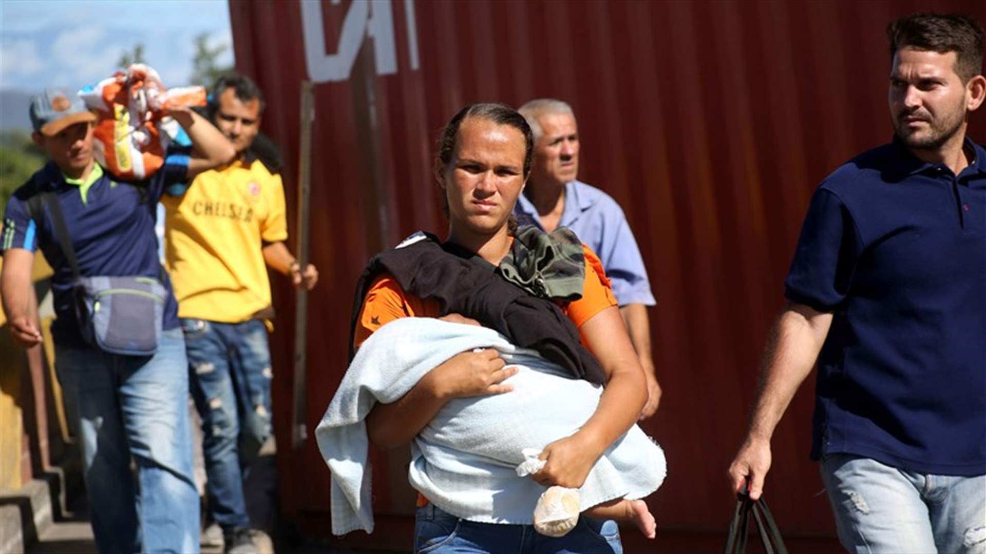 آلاف الفنزويليين يتدفقون إلى كولومبيا...