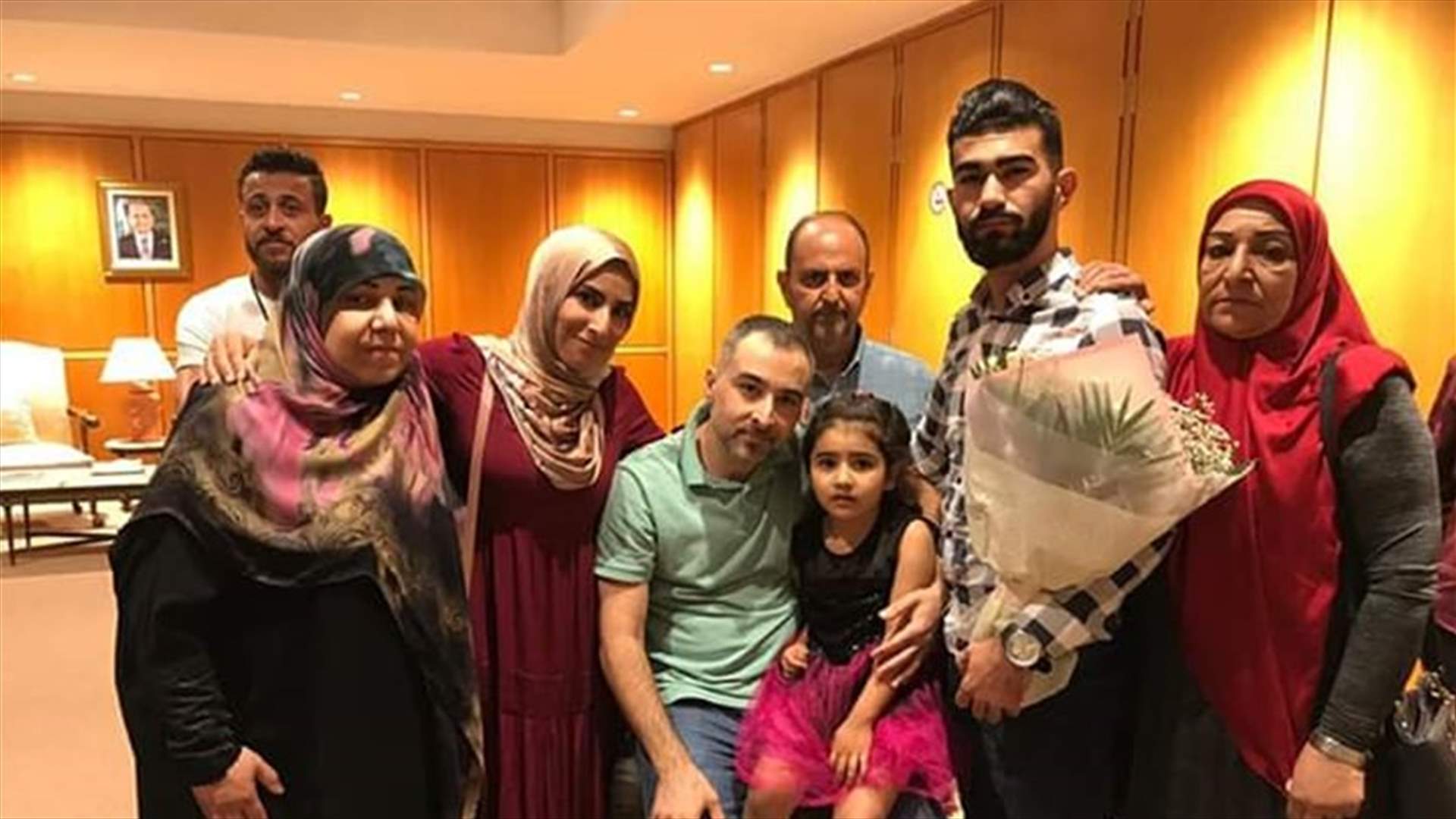 وصول 3 لبنانيين الى مطار بيروت بعد الافراج عنهم في الامارات (صور)