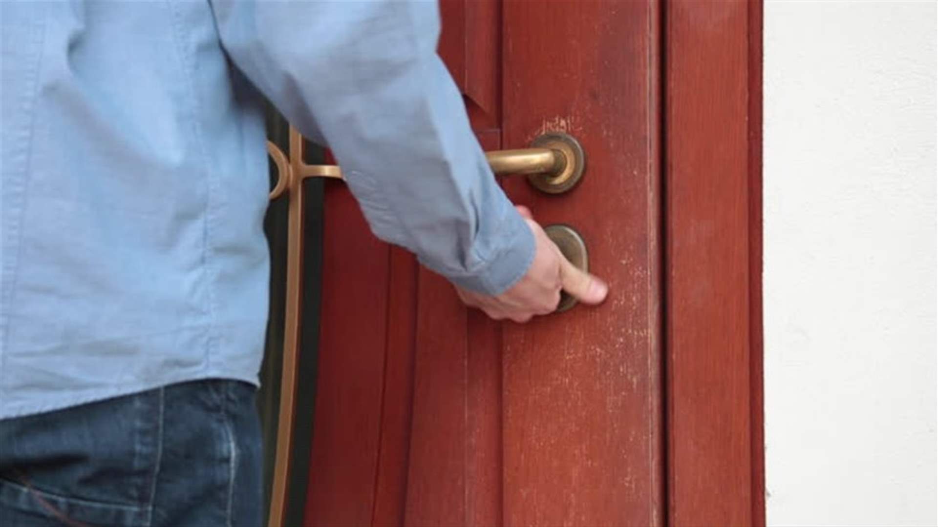 اقتحم منزلها ورفض المغادرة... والسبب صادم!