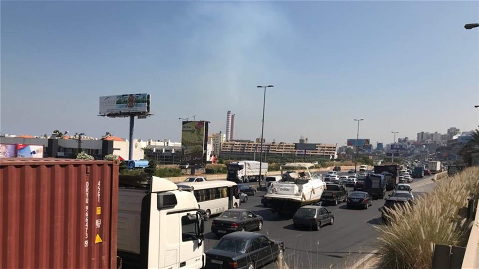 السير الى تحسن تدريجي على طريق ذوق مصبح بعد رفع الشاحنة المعطلة