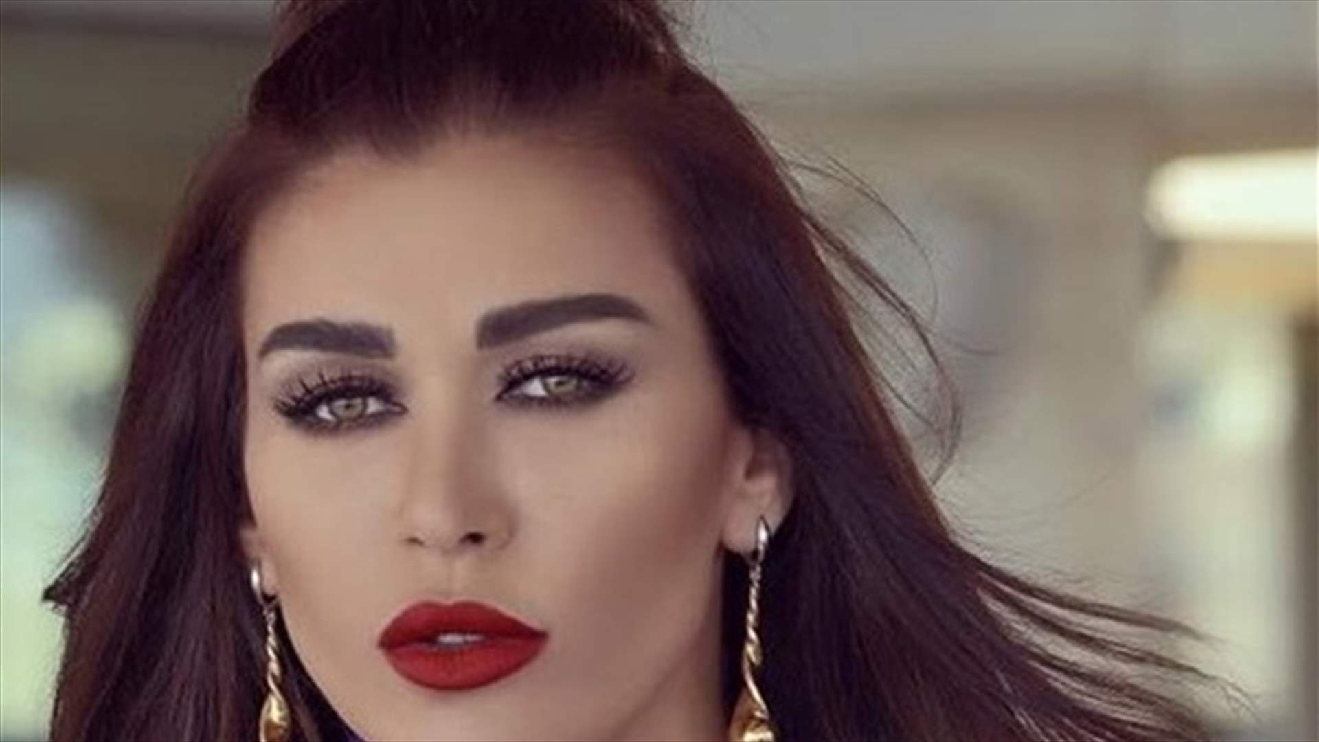هل وشمت نادين الراسي إسم &quot;محمد&quot; على يدها؟