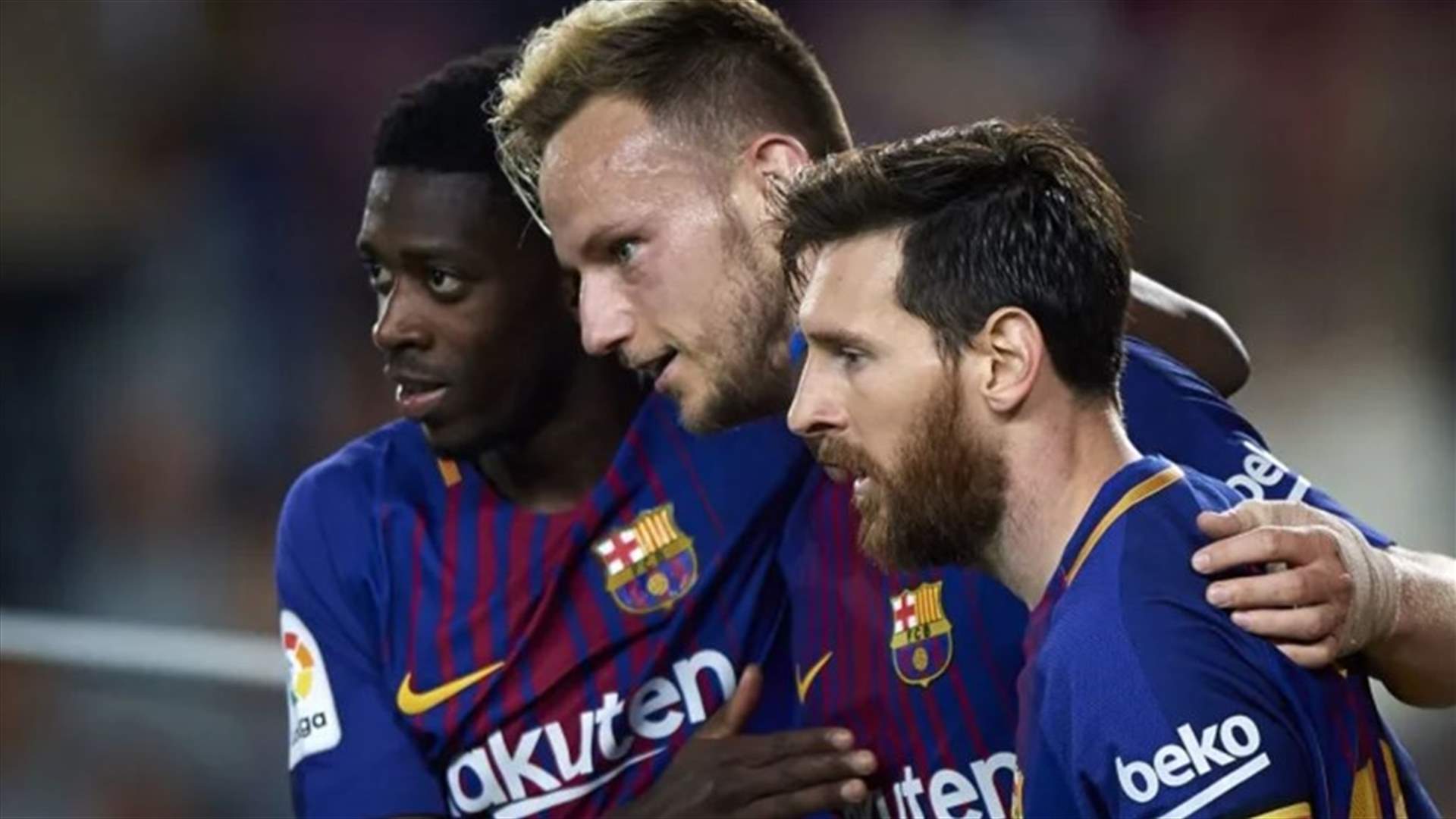 نجم فريق برشلونة يجول في الإمارات بالزي الخليجي (صور)
