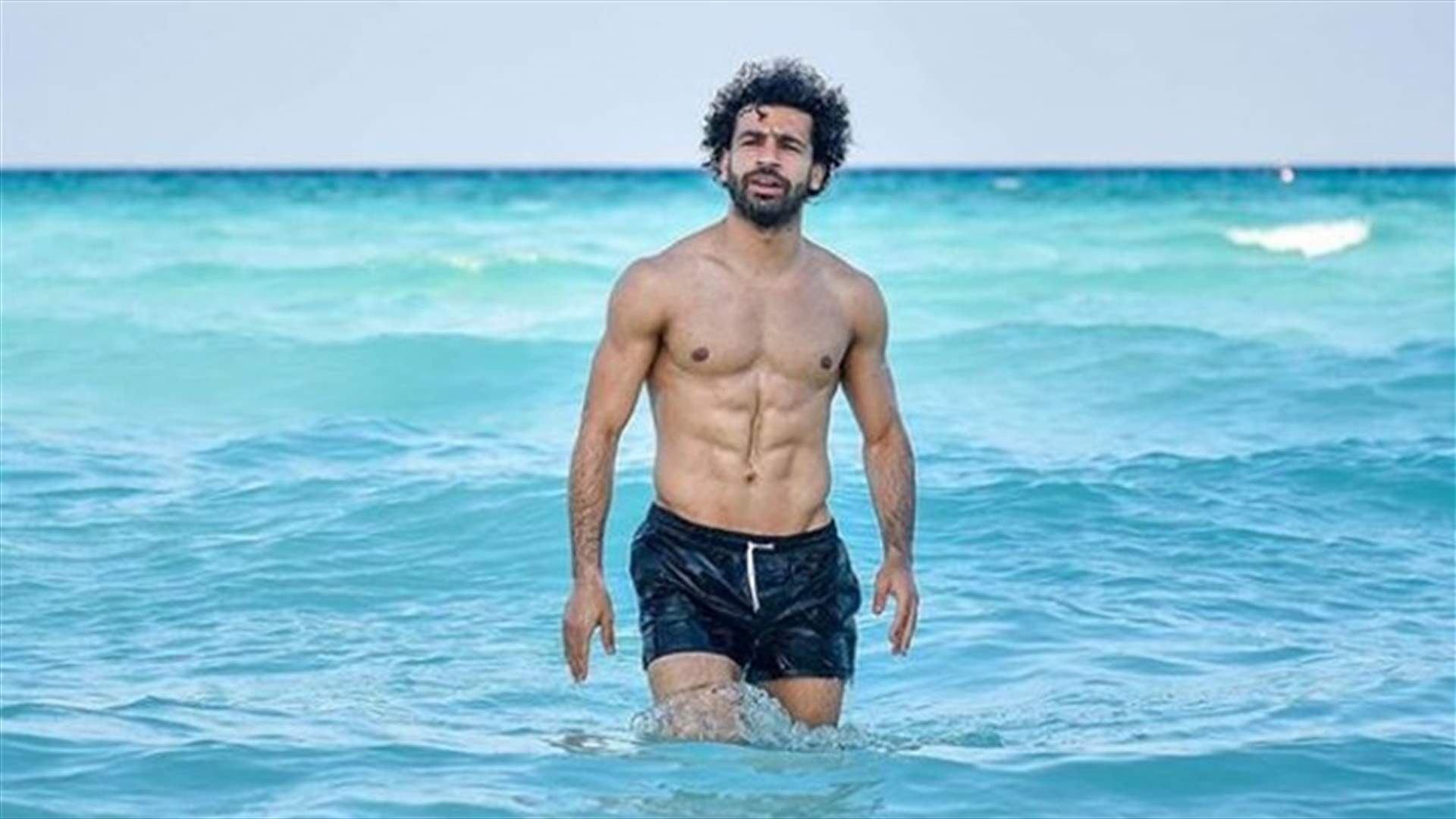محمد صلاح يستعرض قوامه الرياضي خلال رحلة بحرية (فيديو)