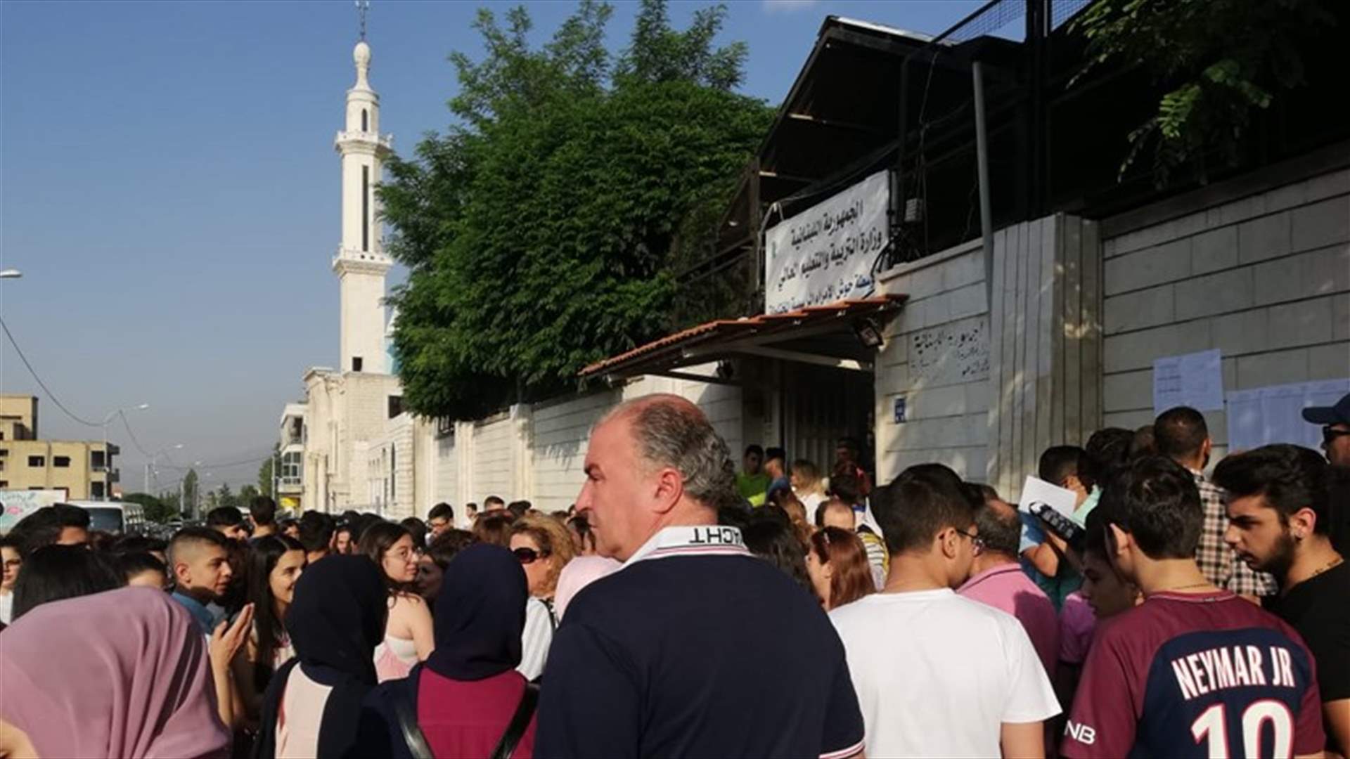 انطلاق امتحانات الشهادة المتوسطة بهدوء... ويرق يطمئن الطلاب (صور)