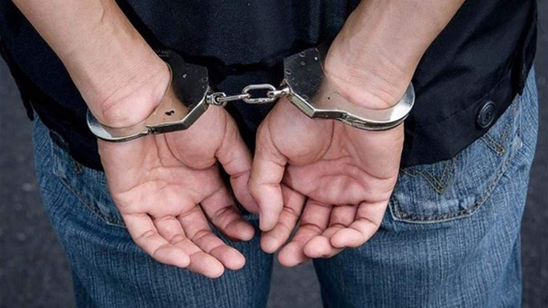 حجز شاحنة وتوقيف سائقها لمحاولته إفراغ نفايات عند مجرى نهر البارد