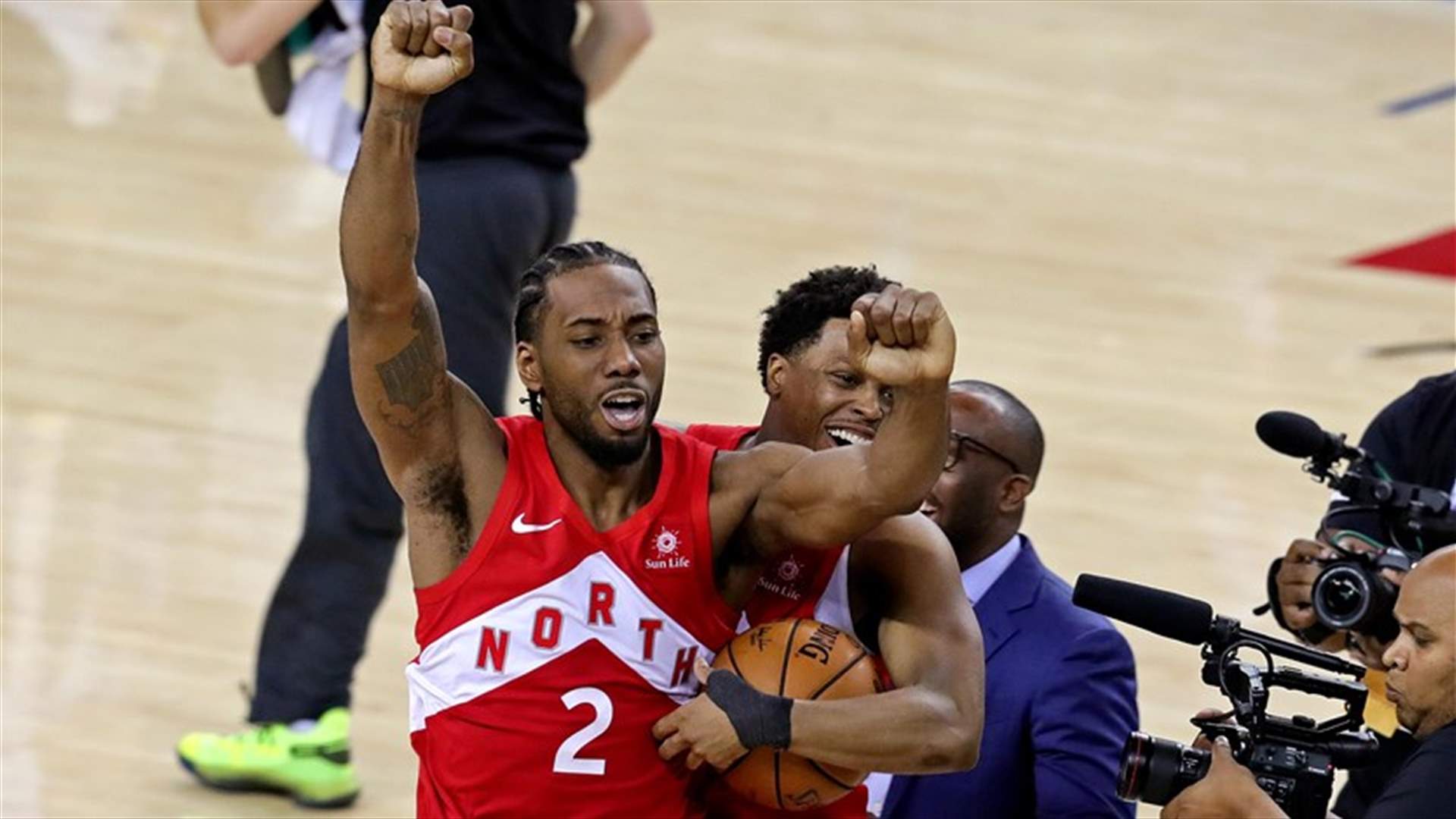 كواي ليونارد يفوز بجائزة أفضل لاعب في نهائي الـNBA