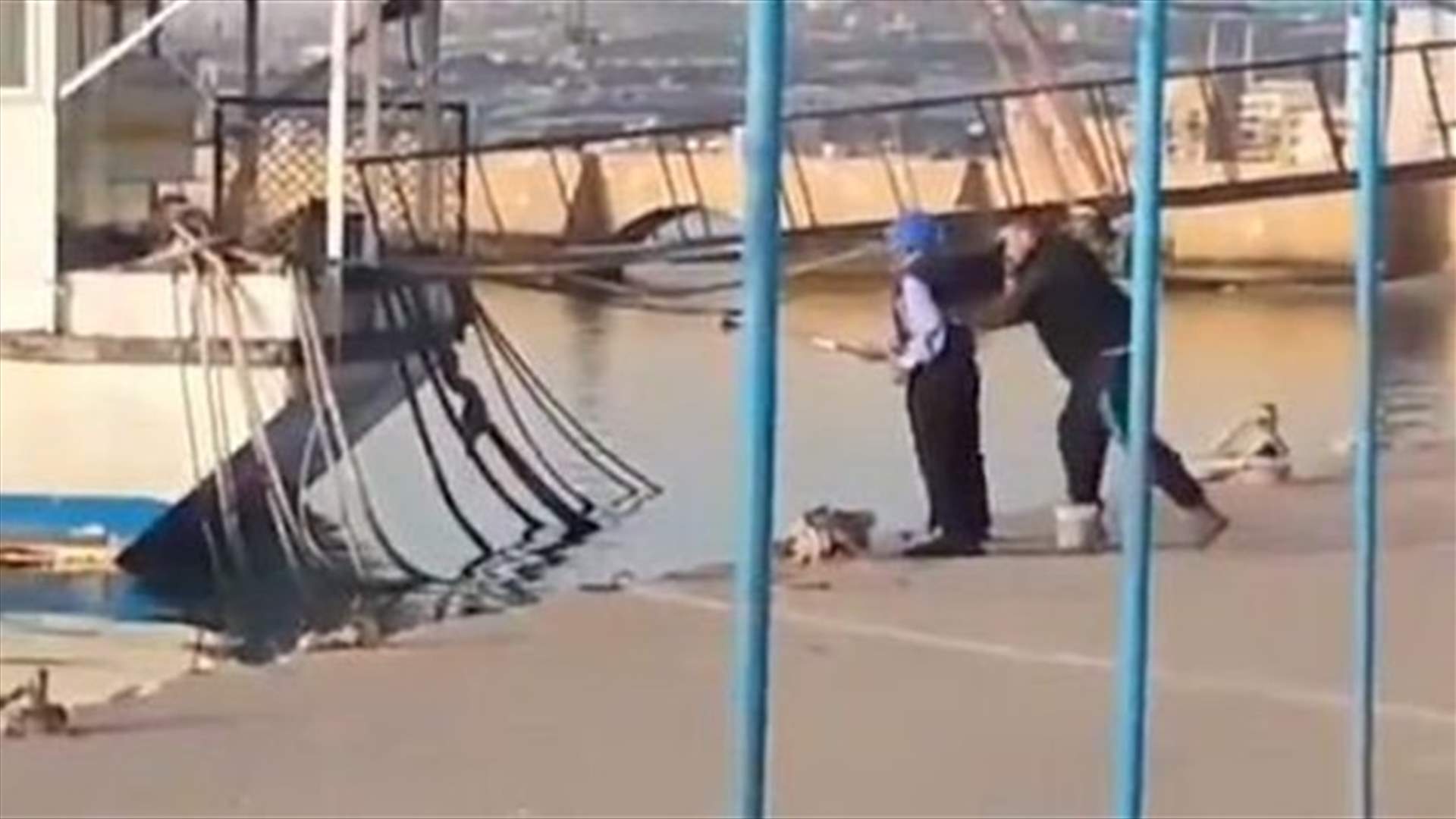 توقيف شاب دفع رجلاً مسنًا وأوقعه في بحر صيدا