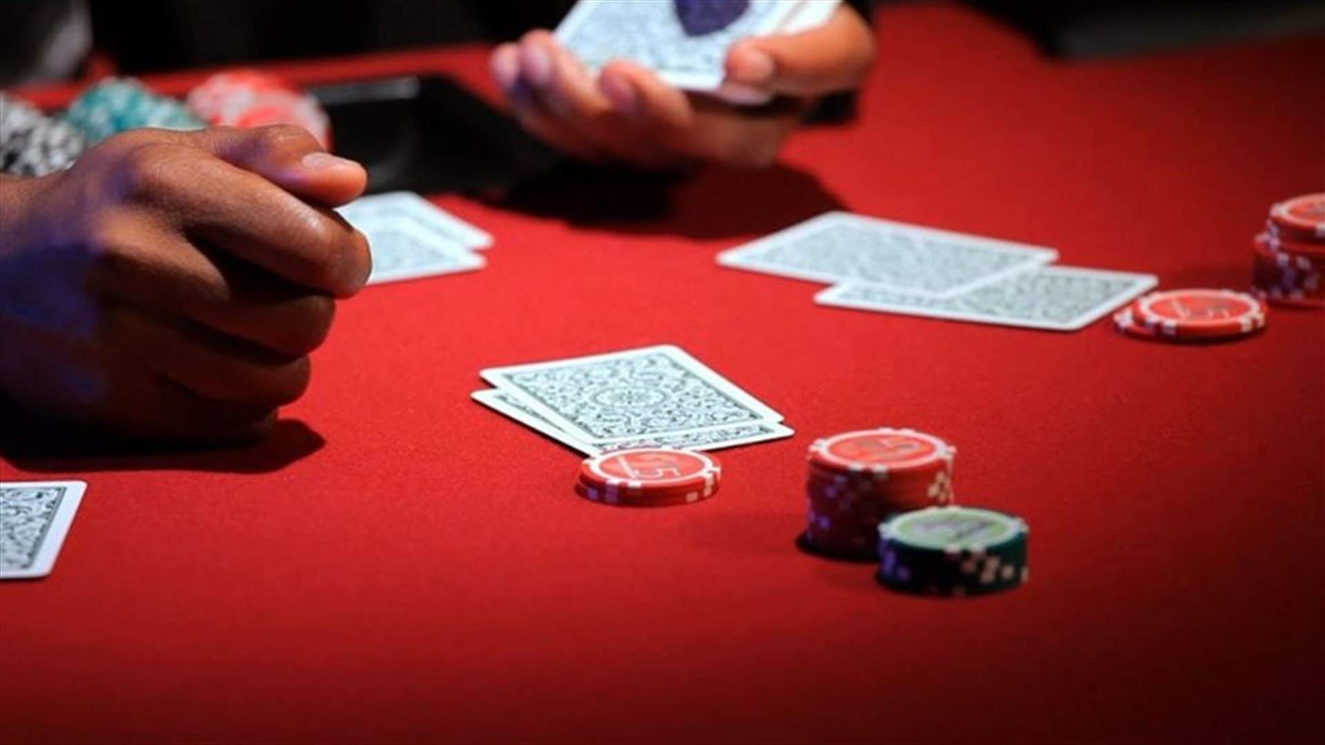توقيف 12 شخصاً في المعاملتين أثناء ممارستهم لعبة "تكساس بوكر" الممنوعة...