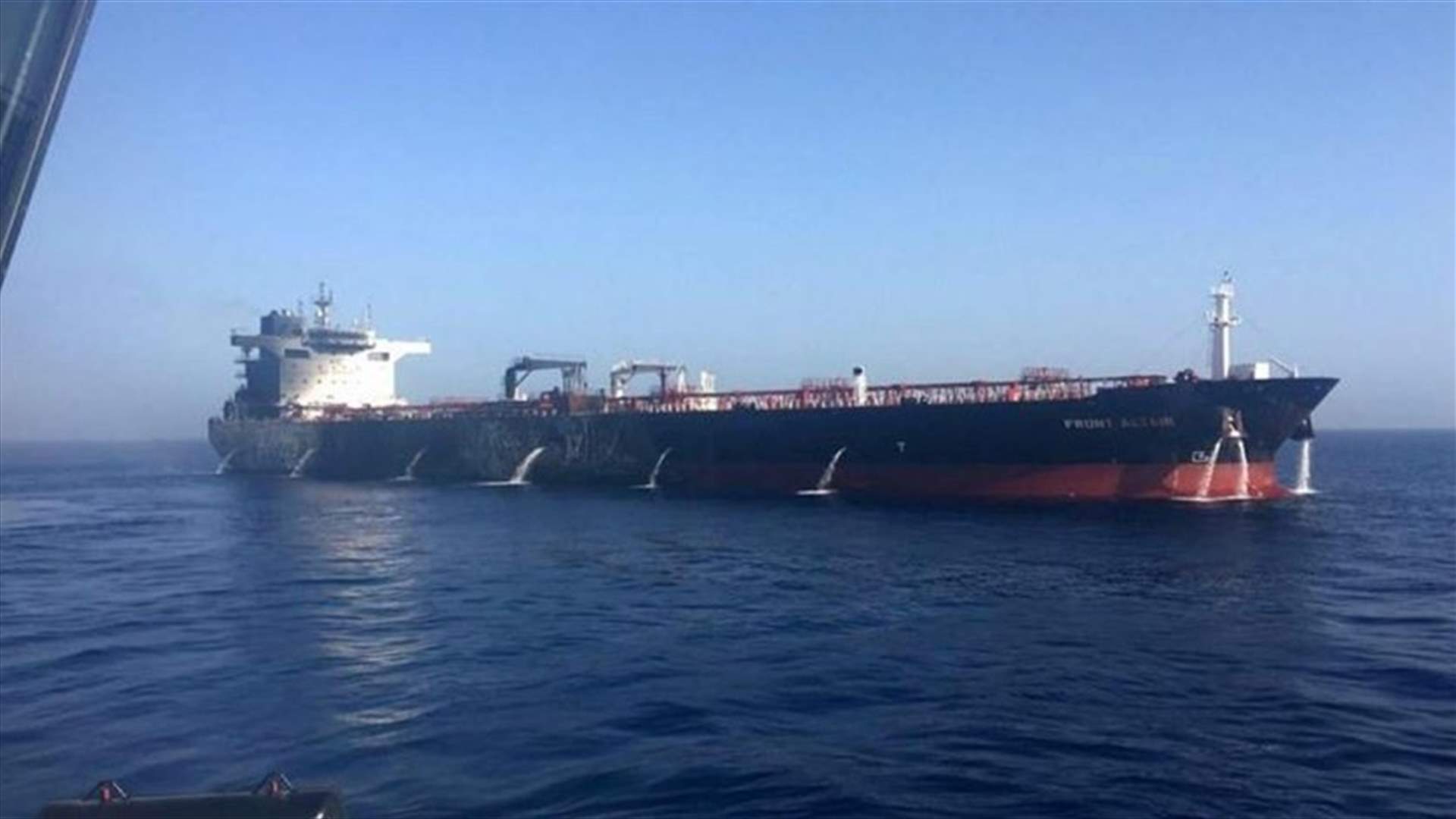 أفراد طاقم الناقلة النروجية المستهدفة في بحر عمان يصلون دبي
