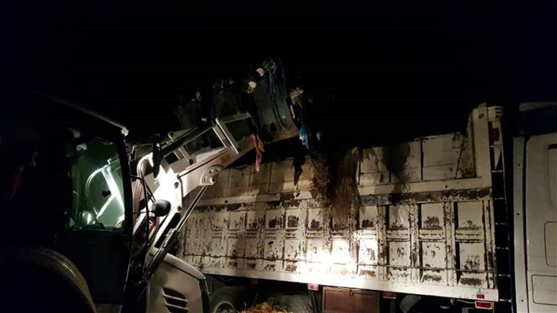 تحميل النفايات المرمية في خراج بلدة جديدة القيطع لاعادتها إلى مصدرها