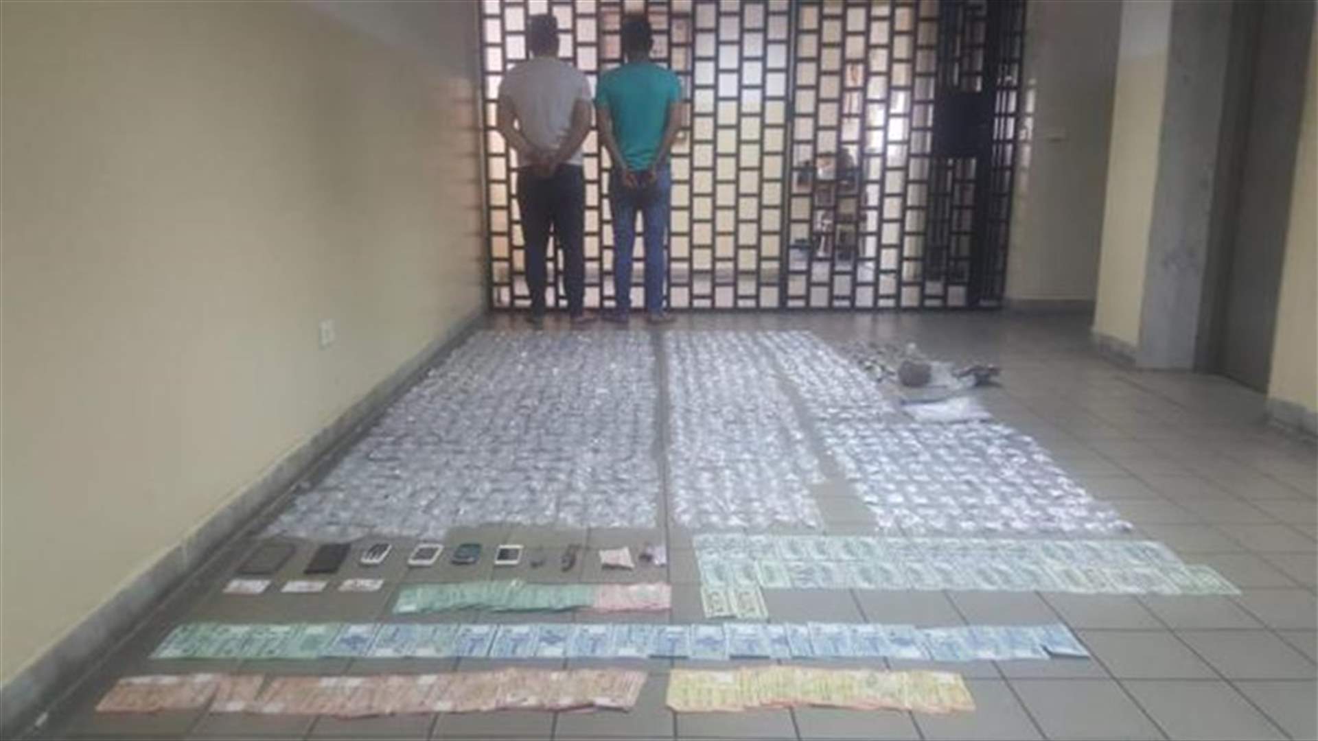 دهم شقة في بياقوت تستخدم كمستودع لتوزيع المخدرات... وتوقيف أحد أخطر التجار ومروج يعمل لصالحه