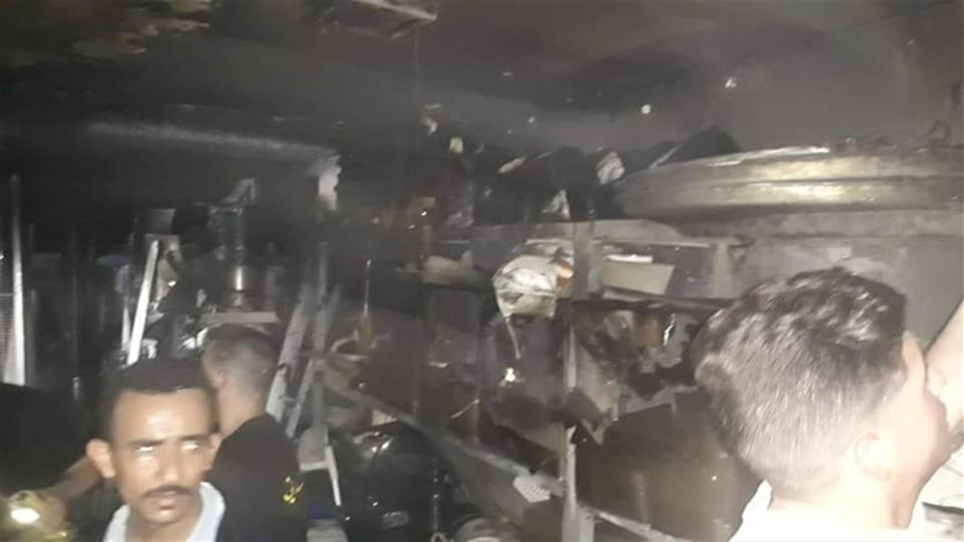 حريق داخل مستودع احد المطاعم في الروشة... واصابة شخصين