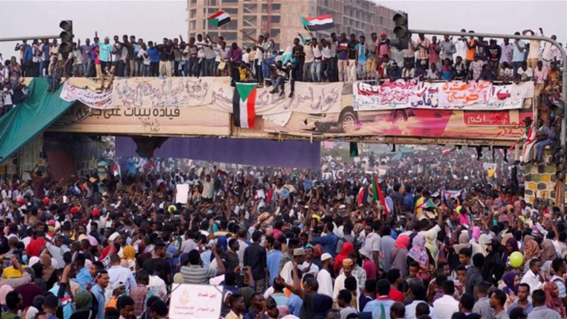 نائب رئيس المجلس العسكري السوداني يتوعد "بإعدام" الذين قاموا بتفريق الاعتصام