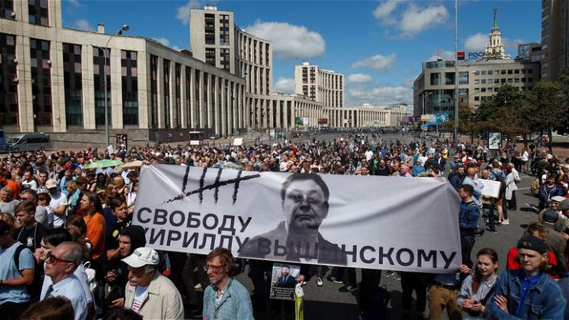 المئات يحتجون في موسكو تأييدا لصحافي استقصائي