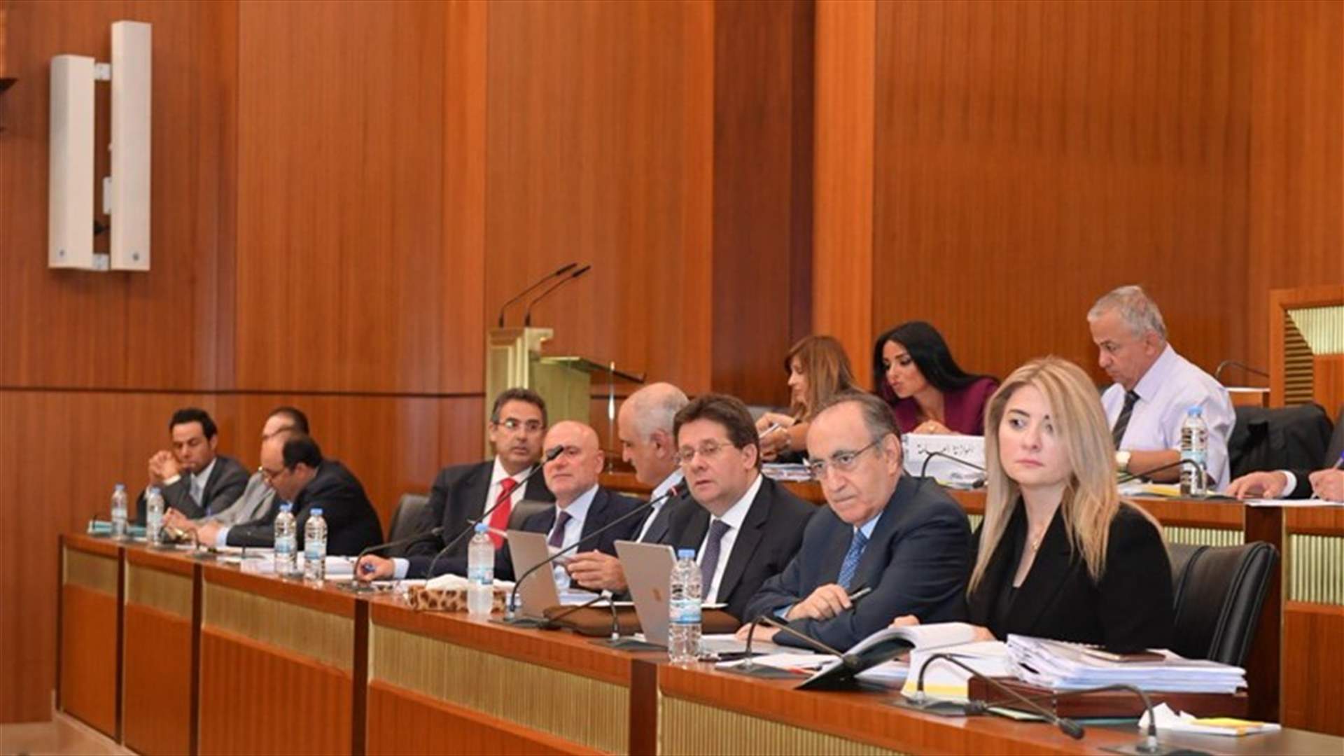 لجنة المال اسقطت البندين المتعلقين برخص السلاح والزجاج الداكن