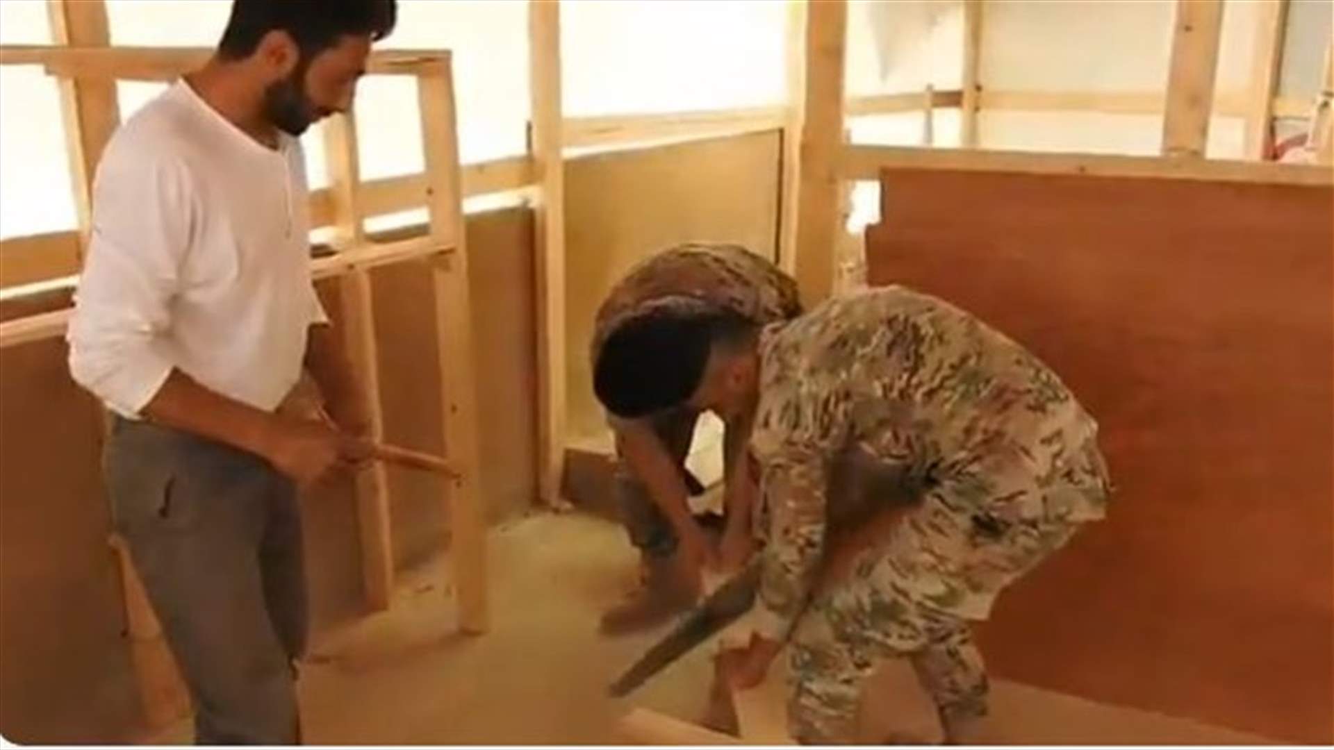 الجيش يساعد النازحين بترتيب خيمهم... خضر: أهلاً وسهلاً بهم تحت سقف القانون (فيديو)