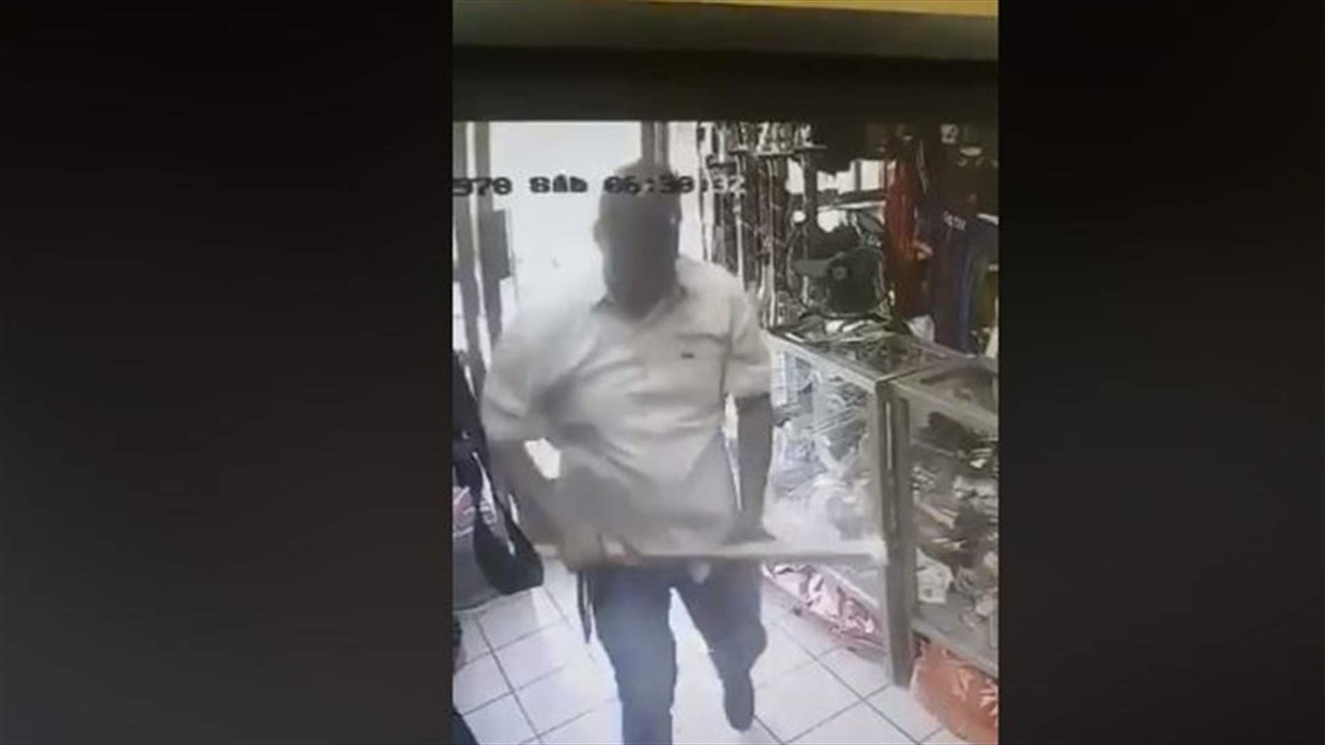 تعرض إمرأة للضرب على رأسها في أحد المحلات... ما حقيقة الفيديو المتداول؟