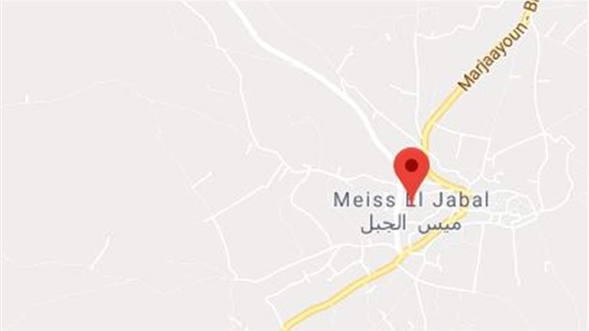 دخان كثيف يغطي أحياء واسعة من بلدة ميس الجبل