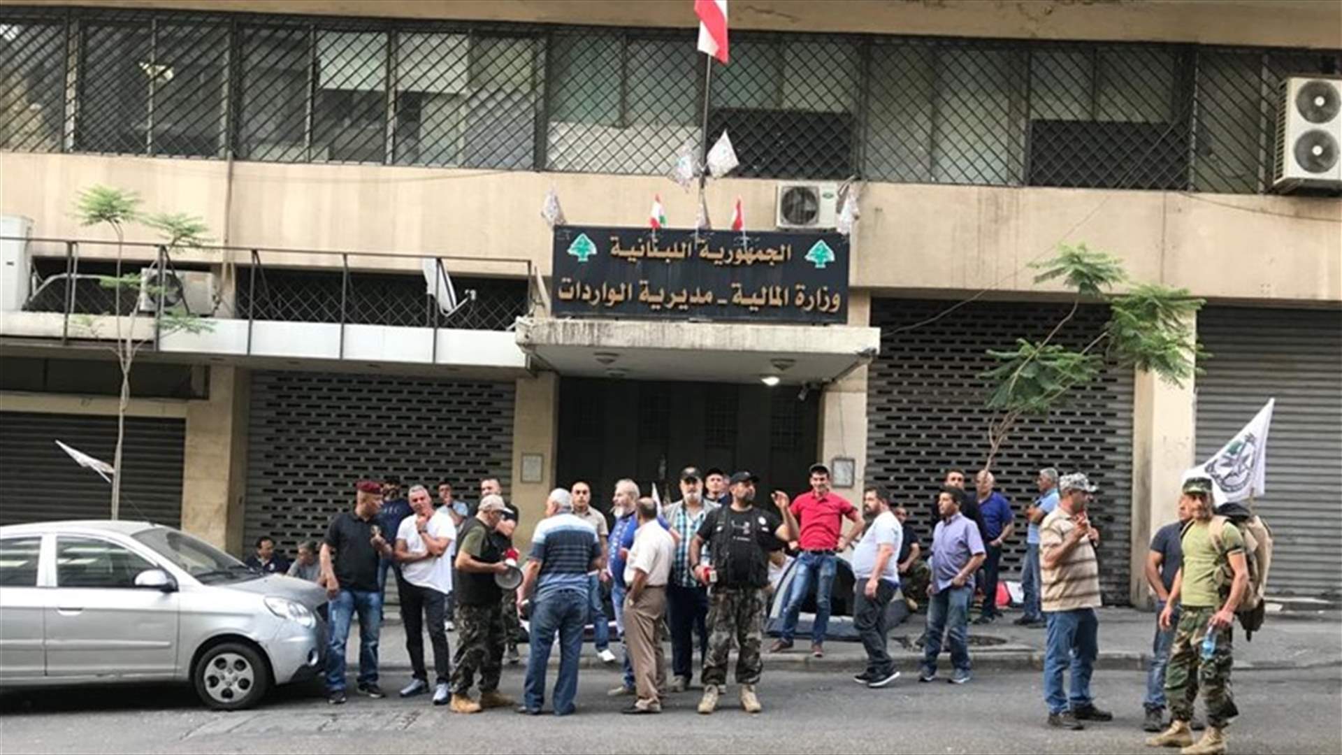 العسكريون المتقاعدون أقفلوا مدخل مبنى الواردات في شارع بشارة الخوري (صور)
