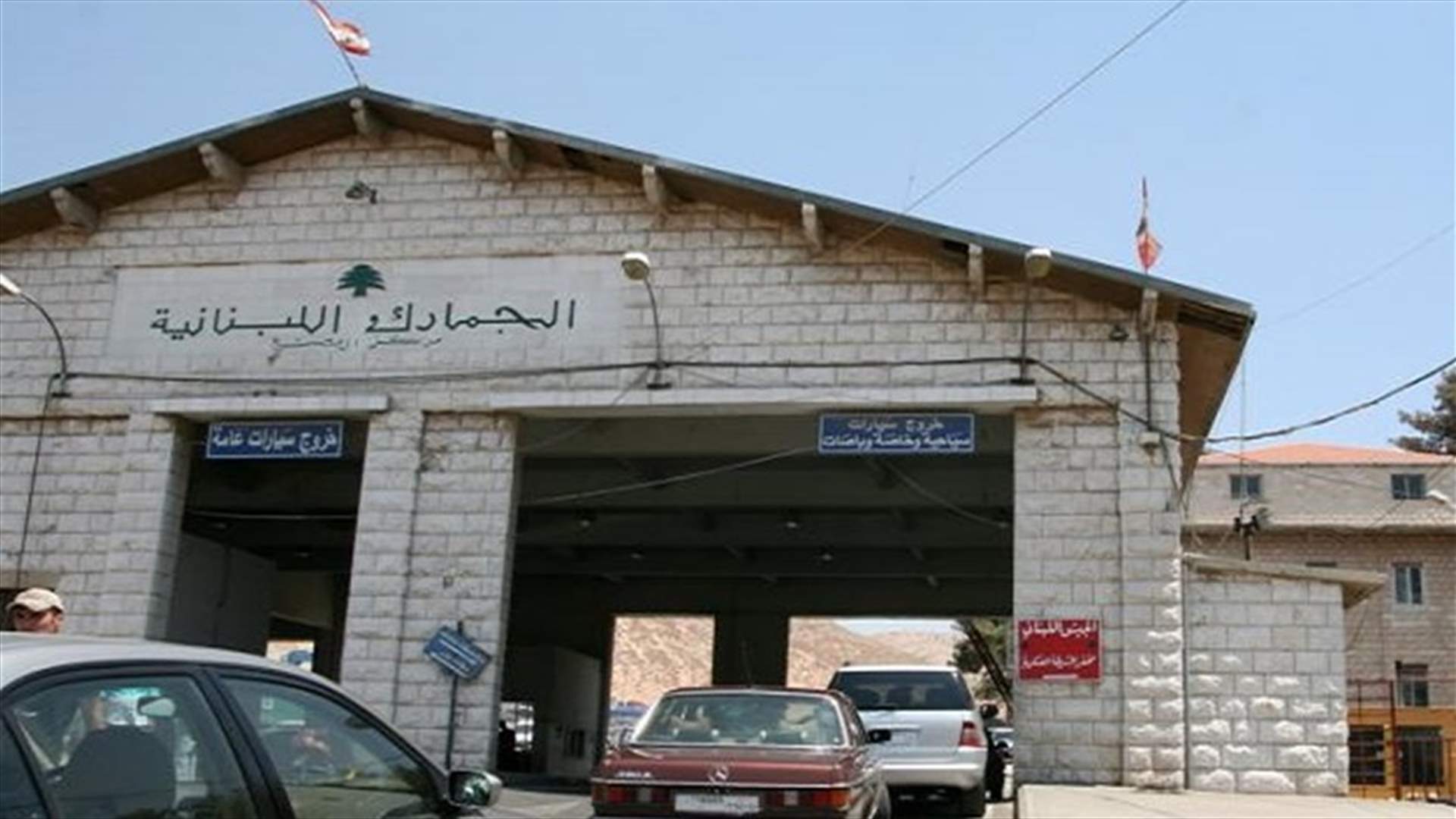 جمارك المصنع تضبط دخانا مهربا تحت غطاء محرك سيارة (صورة)