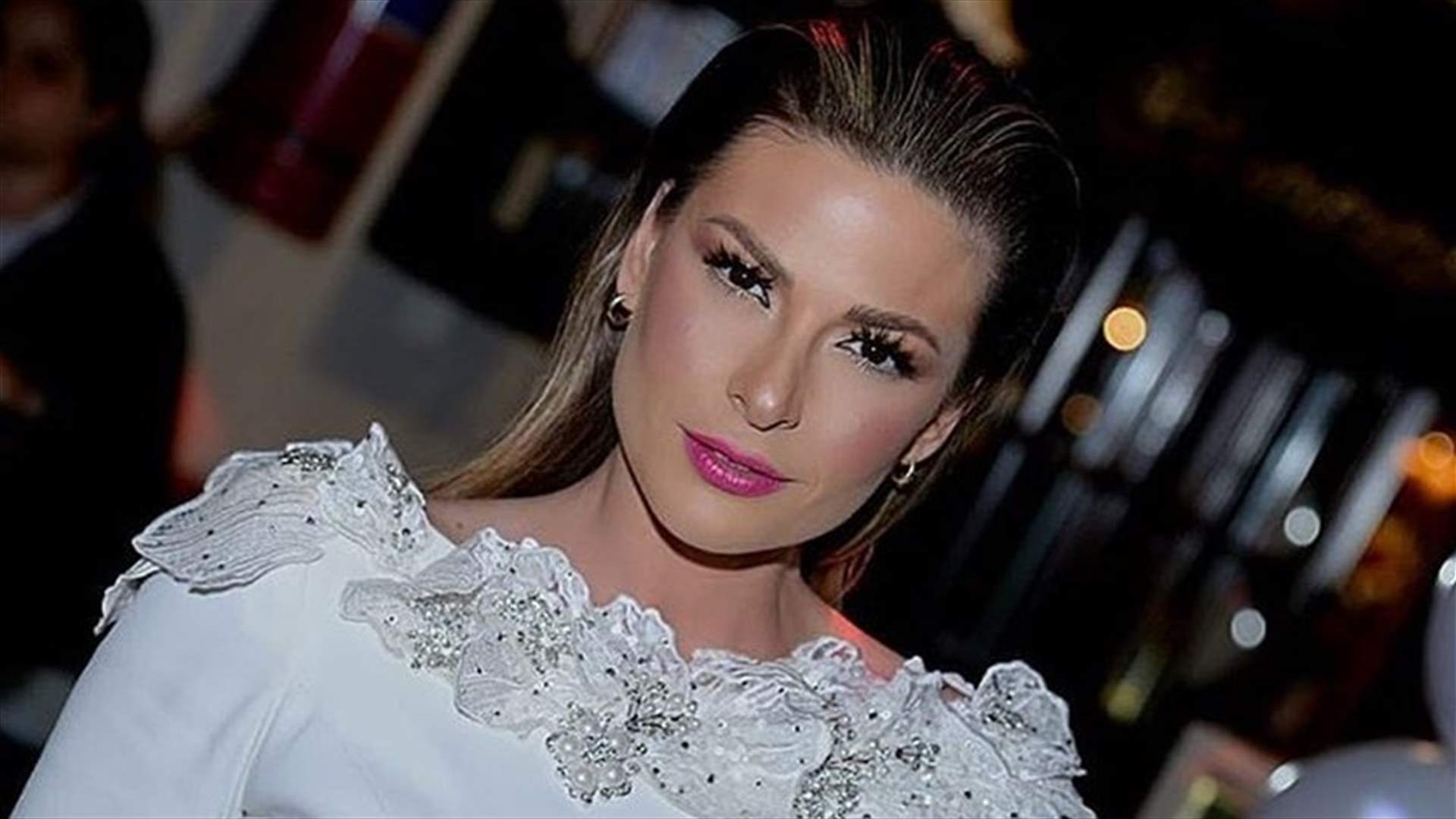 باميلا الكيك ترسل قبلاتها وترقص في الشارع (فيديو)