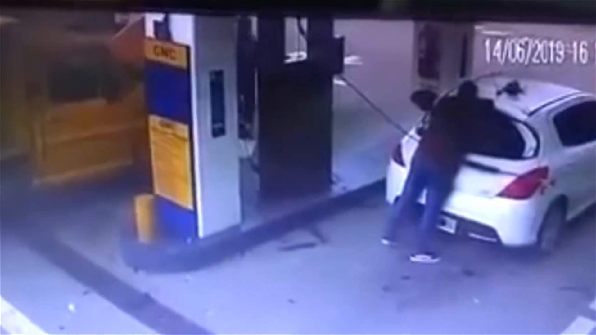 انفجار فضح مهرّب مخدرات... كاميرات المراقبة وثّقت ما حصل!
